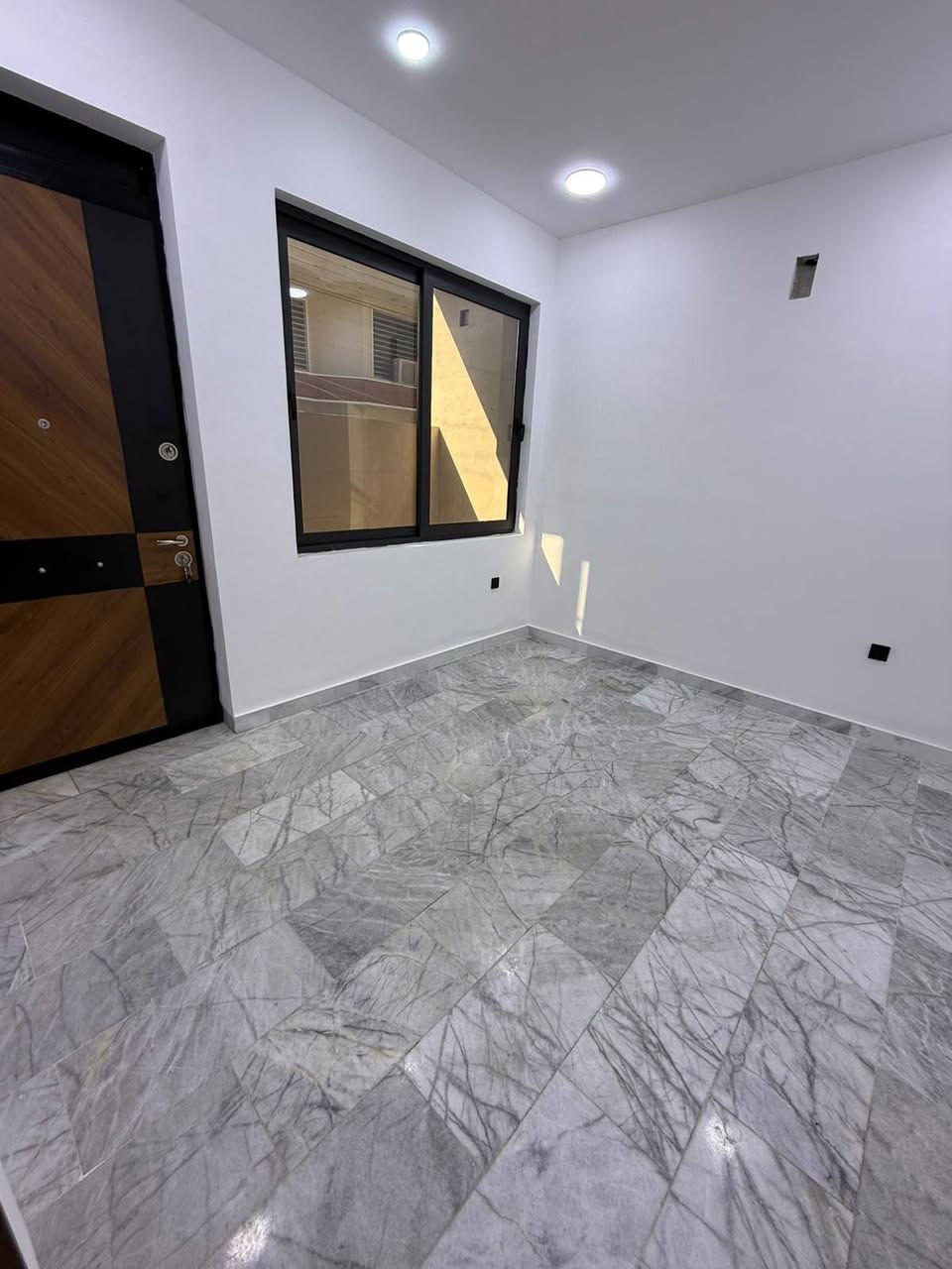 55متر للايجار طابقين ونص
يحتوي على 3غرف 😴 نوم
مطبخ واستقبال بالطابق الأرضي 
مدخلين 
🛁 حمام 🚽 عدد 3
البيت ركن الواجهه والأرضية مرمر 
مكتب الراية البيضاء للاستثمار والتطوير العقاري 
محمدالمهداوي 
***********
***********
