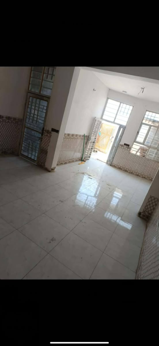 بيت مساحه ١٠٠ طابو صرف مطلوب عقاري تريد نقد تريد بقساطه  بناء حديث غرفه وصاله ومطبخ واستقبال وصحيات داخليه وخاؤجيه طابق الثاني بيتونه وغرفه نوم ثانيه حله ورديه خلف مستشفي الكفيل باقي التفاصيل اتصل ***********
