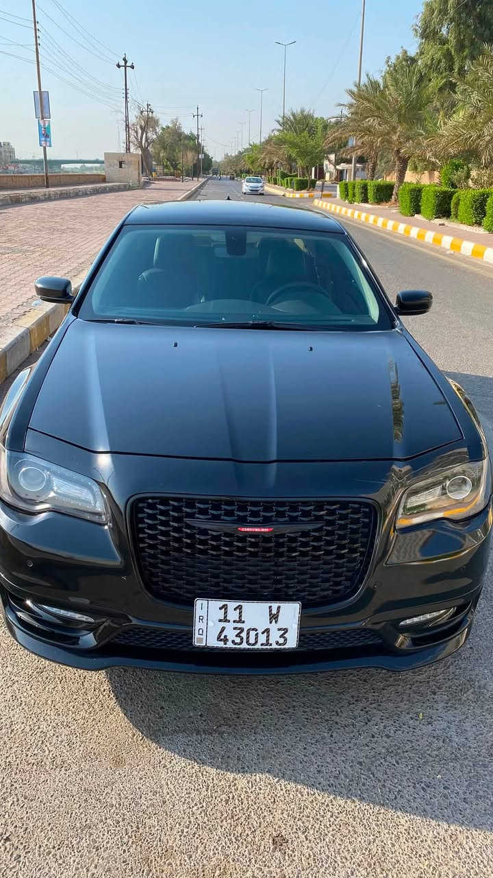 السعر265$
Chrysler 300 فئة 300L / Touring-L.
🔹 المحرك: 3.6 لتر  V6
🔹 القوة: حوالي 292-300 حصان  
🔹 العزم: حوالي 353 Nm  
🔹 ناقل حركة: أوتوماتيكي 8 سرعات  
🔹 نوع الدفع: دفع خلفي
30im
من المواصفات القياسية أو الشائعة:  
✔ شاشة لمس 8.4″ مع نظام ترفيهي وملاحه
✔ دخول وتشغيل بدون مفتاح
✔ مكيف هواء مزدوج المناطق
✔ مقاعد أمامية قابلة للتسخين
✔ مراقبة النقطة العمياء Blind Spot
✔ حساسات ركن أمامية وخلفية + تنبيهات حركة خلفية (في الغالب)
✔ جنوط 20″
حادث السياره جاملغ +البنيد اصلي نفس لون بدون صبغ ولا تعديل
العراق بغداد

‭+964 770 793 8105‬
