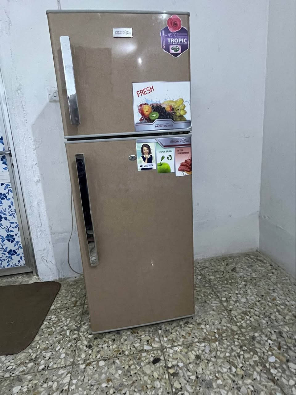 ثلاجه نضيفه شغاله طولها 145 سعرها 160 وبيه مجال المكان نهايه الشعله منطقه الدهله *********** بغداد, العراق
