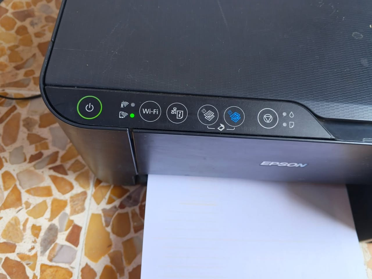 السلام عليكم 
عندي طابعة للبيع شغلة بس متروكه 
بس تشتغل EPSON L3150
طابعة ابسون  Epson L3150 (حقن خارجي + وايفاي)
• الحالة: مستعمل نظيف.
• المميزات:
• طباعة مباشرة من الموبايل عبر الوايفاي.
• نظام حبر خارجي اقتصادي جداً.
• استنساخ (ملون + أسود وأبيض).
• سكانر (سحب مستندات).
• طباعة صور عالية الجودة.
• السعر: 100 ألف.
• التواصل: خاص 
مكان الموصل الايسر

