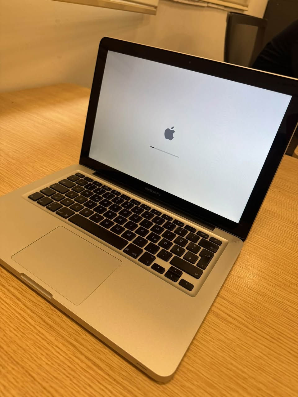 السلام عليكم
Macbook pro جدا نظيفة وياها شاحنة الاصلية 
السعر 115 الف بيها مجال للاتصال ***********
مكان بغداد بياع

نص مكتوب في الصور:
- مساعد MacBook Pro نظرة عامة على جهازك مكونات الكمبيوتر ATA Bluetooth FireWire NVMeExpress PCI SAS SATA/SATA Express SPI Thunderbolt USB التخزين التشخيصات الذاكرة الصوت الطابعات الطاقة الكاميرا إنشاء القرص بطاقات إيثرنت رسومات/شاشات عرض قارئ البطاقات قناة الألياف واجهة SCSI المتوازية RAID للأجهزة الشبكة WWAN Wi-Fi المواقع حدار الحماية مكونات الكمبيوتر > Edds MacBook Pro اسم الطراز: MacBook Pro معرف الطراز: MacBookPro5,5 اسم المعالج: Intel Core 2 Duo سرعة المعالج: 2.53 غيغاهرتز عدد المعالج: 1 إجمالي عدد المراكز: 2 الذاكرة المؤقتة L2: 3 م.ب. الذاكرة: 4 غ.ب. سرعة الناقل: 1.07 غيغاهرتز إصدار Boot ROM: MBP55.00AC.B03 إصدار SMC (النظام): 1.47f2 الرقم التسلسلي (النظام): W892822666J UUID للجهاز: 497BCFF8-BC7D-536E-B596-E1D5785E64D0 مستشعر الحركة المفاجئة: الحالة: تم التمكين
- عرض عام شاشات العرض التخزين الذاكرة الدعم خدمة متوفر 948.3 غ.ب. من 999.34 غ.ب. Volume تطبيقات 74.23 م.ب. الصور 894.9 م.ب. الصوت 62.4 م.ب. الأفلام 46.8 م.ب. نسخ احتياطية 18.6 م.ب. قرص 1 ت.ب. SATA SuperDrive تنسيقات القرص التي يمكن كتابتها: CD-R, CD-RW, DVD-R, DVD+R, DVD-RW, DVD+RW, DVD-R DL, DVD+R DL
- عرض عام شاشات العرض التخزين الذاكرة الدعم خدمة OS X El Capitan 10.11.6 MacBook Pro المعالج 2.53 GHz Intel Core 2 Duo الذاكرة 4 غ.ب. 1067 ميغاهرتز DDR3 رسومات NVIDIA GeForce 9400M 256 م.ب. الرقم التسلسلي W892822666J تقرير النظام... تحديث البرامج... TM and © 1983-2018 Apple Inc. كافة الحقوق محفوظة. اتفاقية الترخيص