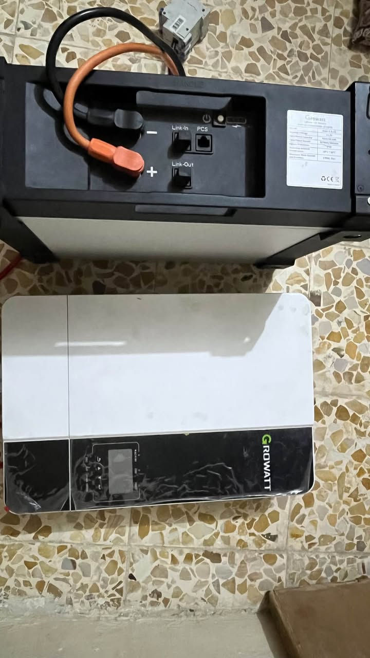 انفيرتر مع بطارية ماركة كروواط مستخدمات للبيع
البطارية شغالة 
والانفيرتر بيه رمز 09 
*********** اتصال او واتساب لمعرفه تفاصيل اكثر
