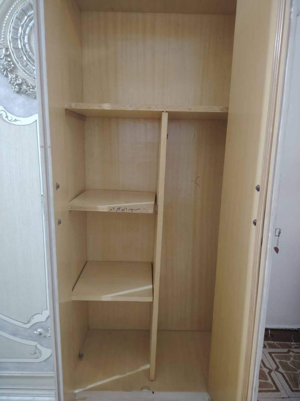 سلام عليكم كنتور ماليزي نضيف ونضافته موضحه بالصور ابو 4 سعره 125 وبي مجال مكان ناصريه المركز ***********
