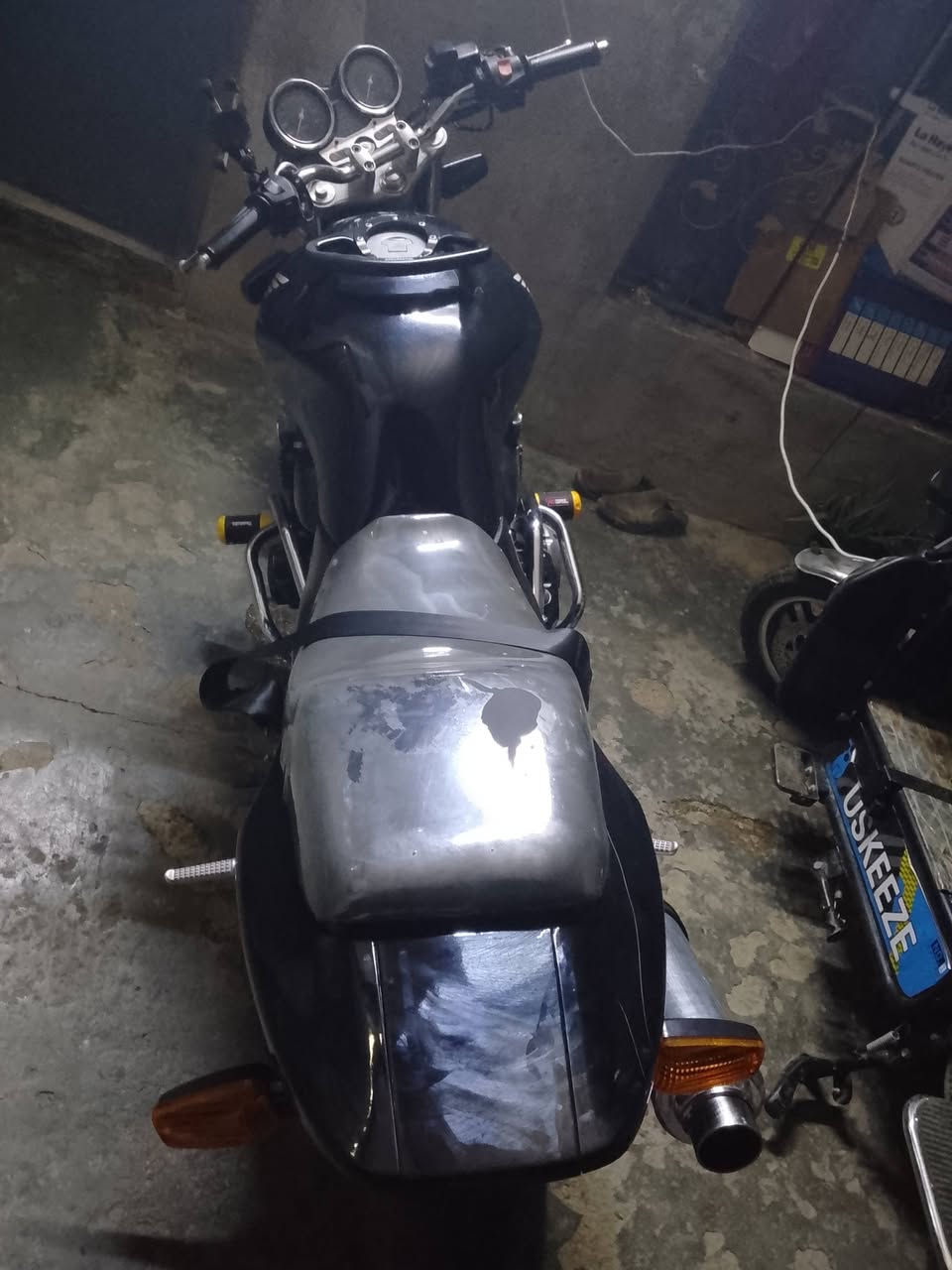بطحه سي بي فور ٤٠٠ هونده موديل ٢٠٠٤ حاويه مكينه شركه موطور نظافه ١٠٠ ٪ سعر ١٨ ورقه ٧٥ دولار بي مجال مكان الانبار الرمادي التأميم ***********@
