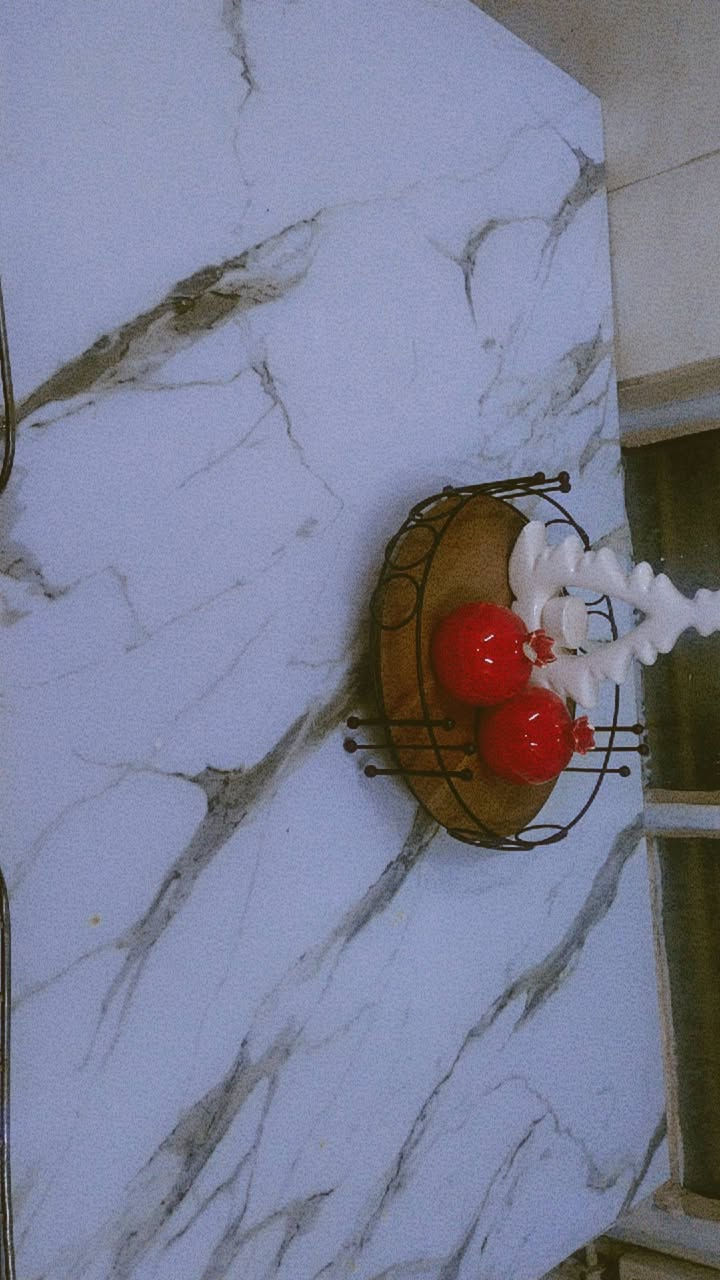 مرحبا عندي ميز طعام مرمر ابيض ورجليه ستيل ذهبي مابي اي ضرر والله سبب البيعه جبير وماخذ مكان ورجليه من جبته لسه مغلفه عدد الكراسي مالته ٤ جدد اي ضرر مابيهن . الرقم *********** واتساب

