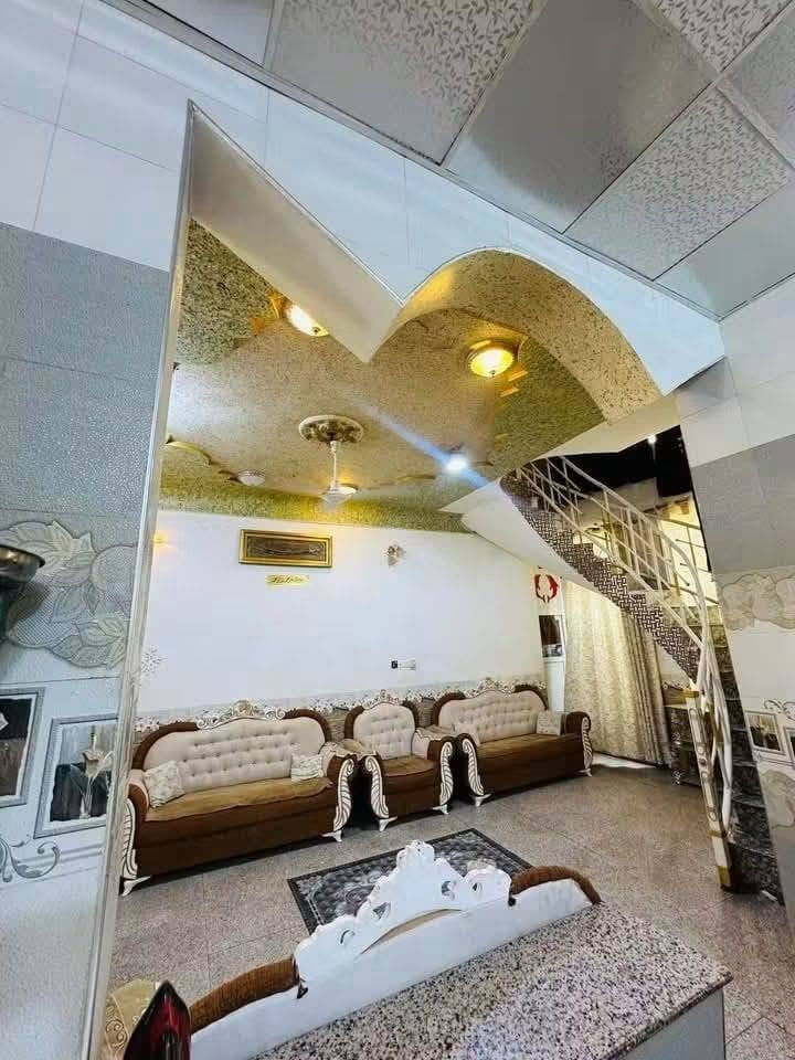 السلام عليكم
بيت للبيع مساحه 140م بيت طابقين الطابق الاول غرفه وصاله واستقبال ومطبخ وصحيات داخليه وخارجيه الطابق الثاني 3 غرف نوم وصاله ومجمع صحيات ومخزن العنوان  الجديده قرب ثانويه الزهراء ثاني بيت بالفرع للاستفسار ***********
