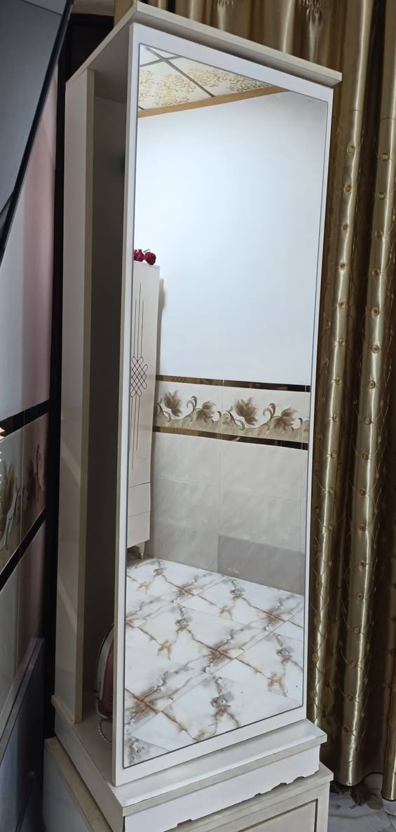 مراية • كرسي ميز تواليت • نظيفة جدا