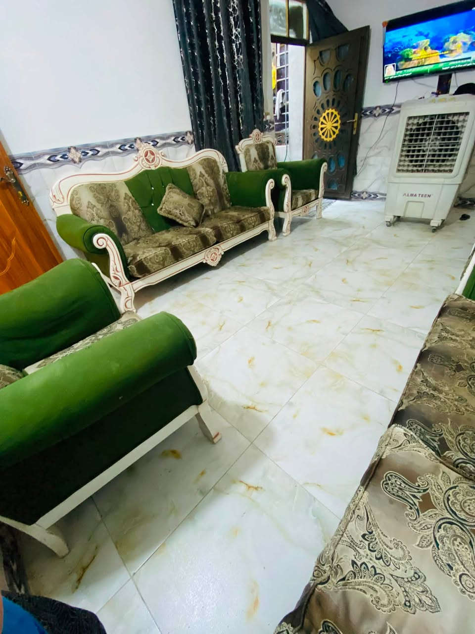 تخم ملكي ١٠ مقاعد مابي ضرر لا كسر ولا مزك العنوان نجف واكو توصيل استفسار خاص او الاتصال ***********
