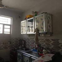 عندي بيت 50م طابقين كامل فقط نقص كاشي طابق ثاني وشتايكر سطح بملالي بنز...
