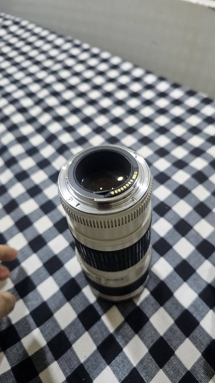 كامرا كانون 750d
عدسة رياضية 70-200
ملحقات كامله
جنطه 
بطاريات 2
شاحنه اصليه 
رام 
مكاني البصرة *********** راسلني وتدلل
