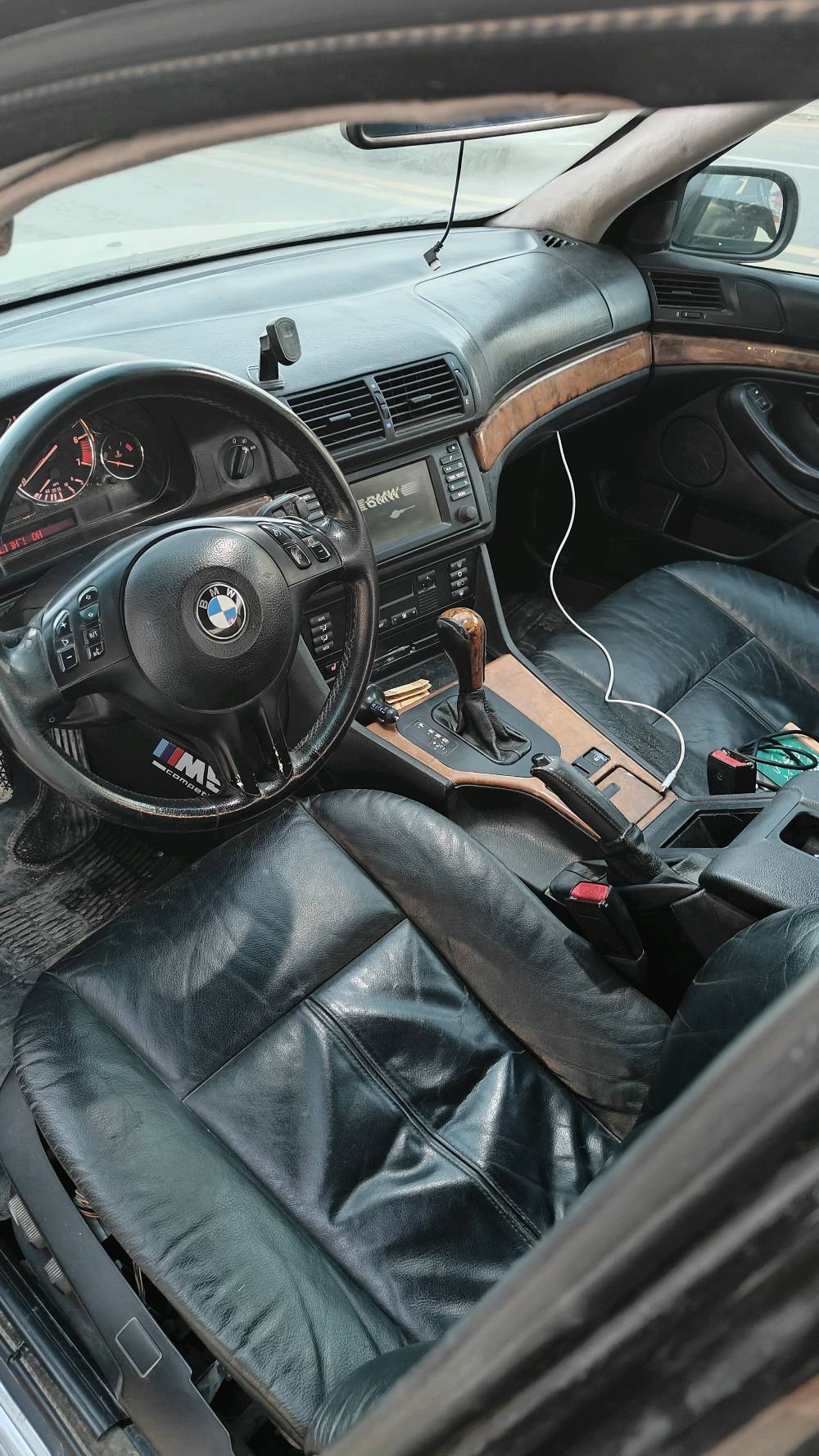 بي ام صقر v8 /مديل٢٠٠٠
كفالة 
صبغ عام بأسمي
ممكن تحددلي الموديل بالضبط؟ يعني بي إم شنو سلسلة السيارة (E39 لو غيره)؟: 
bmw e39 540i
شكد ممشايتها تقريباً؟ وهل المكينة والگير على شرط بيهن أي صرفية أو أعطال حالياً؟: 
177 كفالة 
وين موقع السيارة بالضبط بأي محافظة/منطقة؟: 
الديوانية
السنوية والاستمارة شنو وضعهن؟ وهل البيع تفويض لو نقل ملكية مباشر؟: 
تنتهي سنة ٢٠٢٩