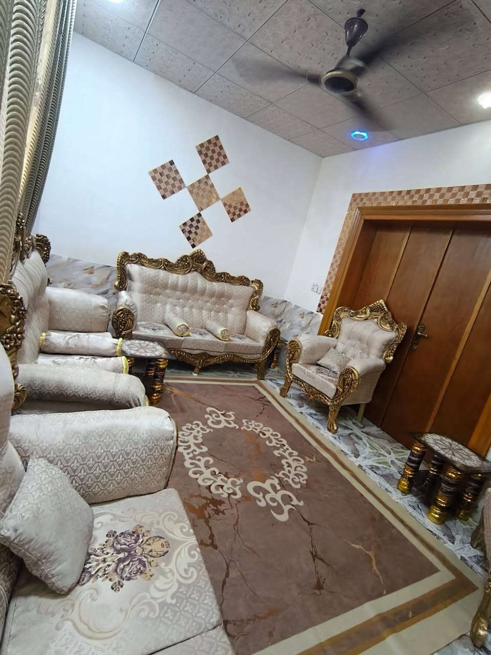 السلام عليكم مكلف بالنشر دار  ۸۰ م² الواجهه تقريبا ۱۱م والنزال ٧ وربع تقريبا طابو زراعي ملك صرف ثلاث غرف نوم وصاله واستقبال ومطبخ حار وبارد ومخزن وحمام مشترك عدد 2 و wc للخطار عرض الشارع ٦م  سعر الدار 72،علما أن الدار يقع في قضاء الكوفه منطقه السراي للتواصل ومعرفه تفاصيل اكثر عن العقار اتصال على رقم صاحب العقار

***********

