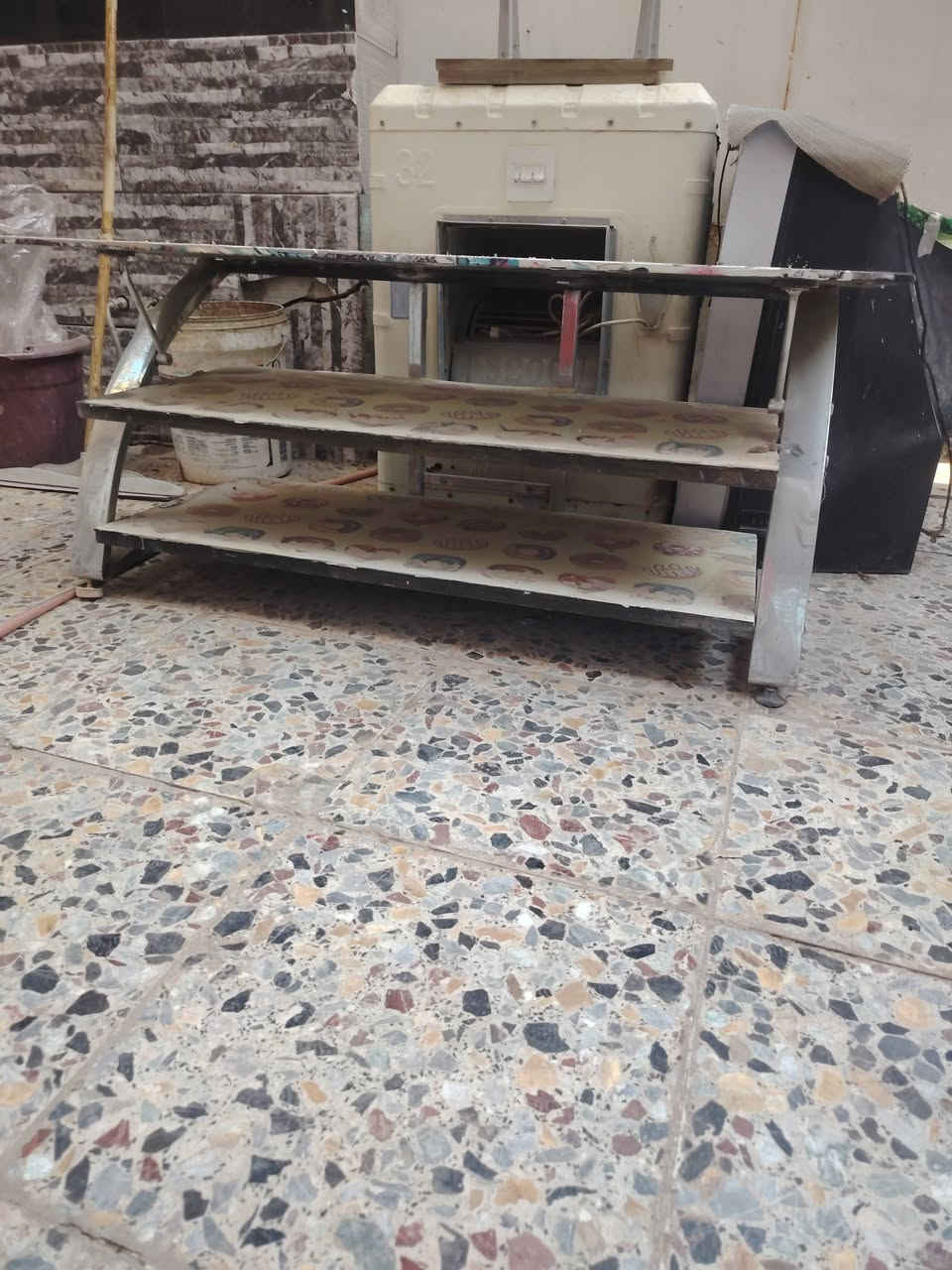 للبيع ميز بلازمه زجاجي ثلاث طوابق كما موضح في الصوره الراغب بالشراء يتصل على الرقم *********** وبسعر أربعون الف وبيه مجال للشراي اهلا وسهلا خرنابات الجديدة قرب المحلات الجديدة تحياتي
