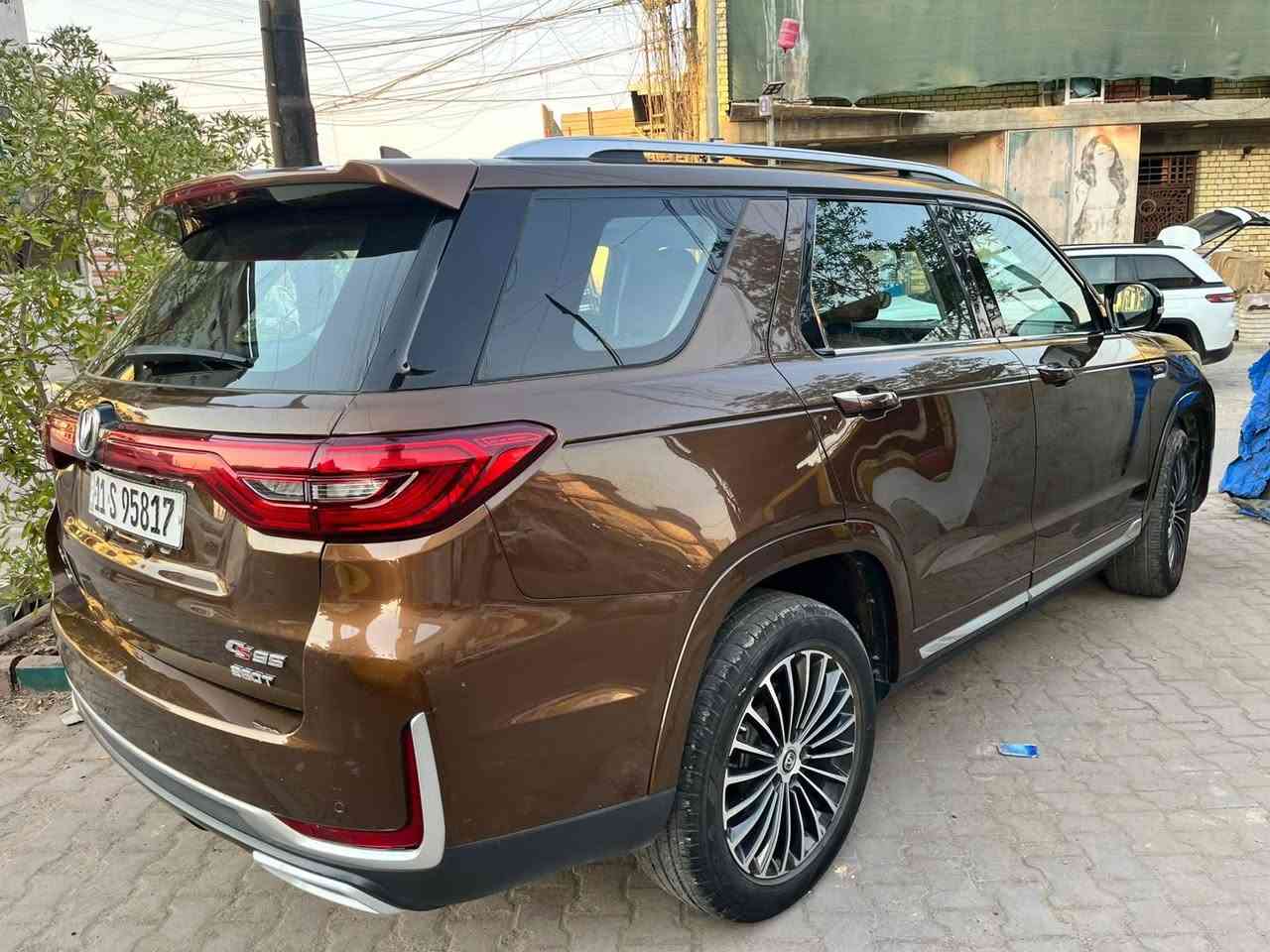 🚗 سيارة عائلية فاخرة للبيع (شانجان CS95) 🚗السلام عليكم.. سيارة شانجان CS95 عائلية (7 راكب)، بحالة الوكالة وجاهزة من كلشي، للبيع بـ سعر 28 مليون دينار عراقي (بيها مجال بسيط للشراي الجاد).✨ حالة السيارة (الضمان والكفالة):كفالة عامة من الدعامية للدعامية.السيارة غير مضروبة (بدون حادث وبدون صبغ وبدون أي نقص).محرك وكير وتبريد بشرط الفحص.⚙️ أبرز مواصفات السيارة الميكانيكية والتقنية:المحرك: 2.0 لتر بنزين Turbo قوي جداً واقتصادي بنفس الوقت.ناقل الحركة: أوتوماتيك.نظام الدفع: دفع رباعي ذكي (4WD) للثبات على الطرقات.🛡️ المواصفات والراحة الداخلية:شاشة دشبول رقمية (ديجيتال) بالكامل للعدادات.شاشة وسطية لمس كبيرة الحجم للوسائط والخرائط.نظام كاميرات 360 درجة لمحيط السيارة بالكامل مع حساسات رادارية.مقاعد جلد فاخرة مريحة جداً مع تحكم كهربائي بالكامل.تحكم ستيرن متكامل لجميع الأنظمة ومثبت سرعة.تبريد مركزي ممتاز بفتحات تكييف واصلة لجميع المقاعد الخلفية.📍 الموقع والمعاينة: بغداد / البلديات - اليوان📞 رقم الهاتف للتواصل المباشر أو الواتساب: ***********
