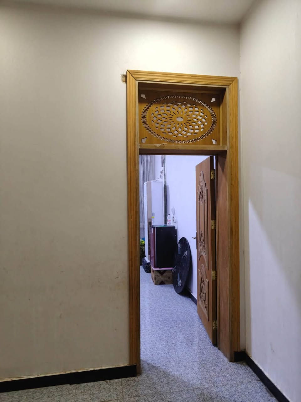 دار للبيع المساحه 187 م طابو ملك صرف طابقين بناء حديث 3 غرف نوم مجمع صحي داخلي وخارجي هول استقبال مطبخ مناور كراج سياره نادر الثانيه خلف النسيج خدمات كامله من ماء وكهرباء تبليط مجاري. 
***********
***********
