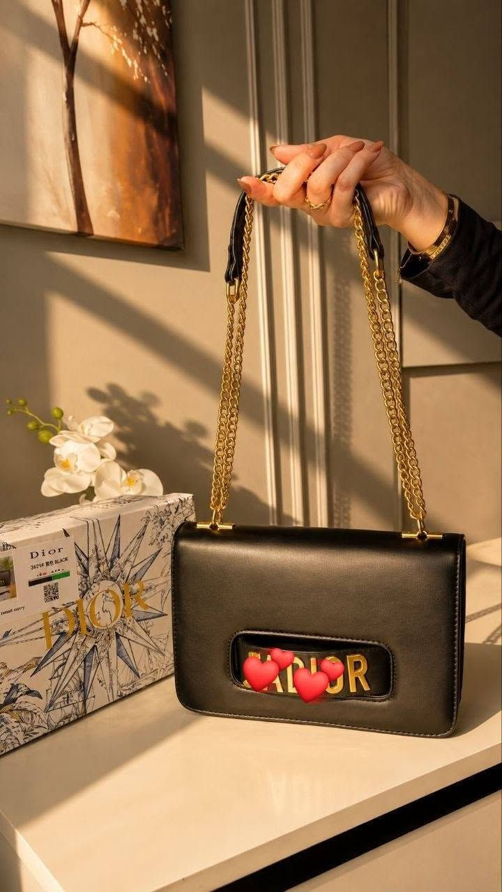 ✨👜 حقيبة د.يور بحجم 25 سم 👜✨

فخامة وأناقة بتصميم راقٍ يخطف الأنظار من أول نظرة 🤍
حجم عملي ومناسب لأساسياتك، وتفاصيل أنيقة تكمل إطلالتك اليومية والمناسبات ✨

💯 فول ماستر كوالتي
💰 السعر: 35 ألف دينار فقط

🚘 التوصيل لجميع محافظات العراق: 5 آلاف دينار

📲 للحجز والاستفسار عبر الواتساب:
***********

يرجى إرسال:
📸 صورة القطعة المطلوبة
👤 الاسم
📞 رقم الهاتف
📍 العنوان الكامل
