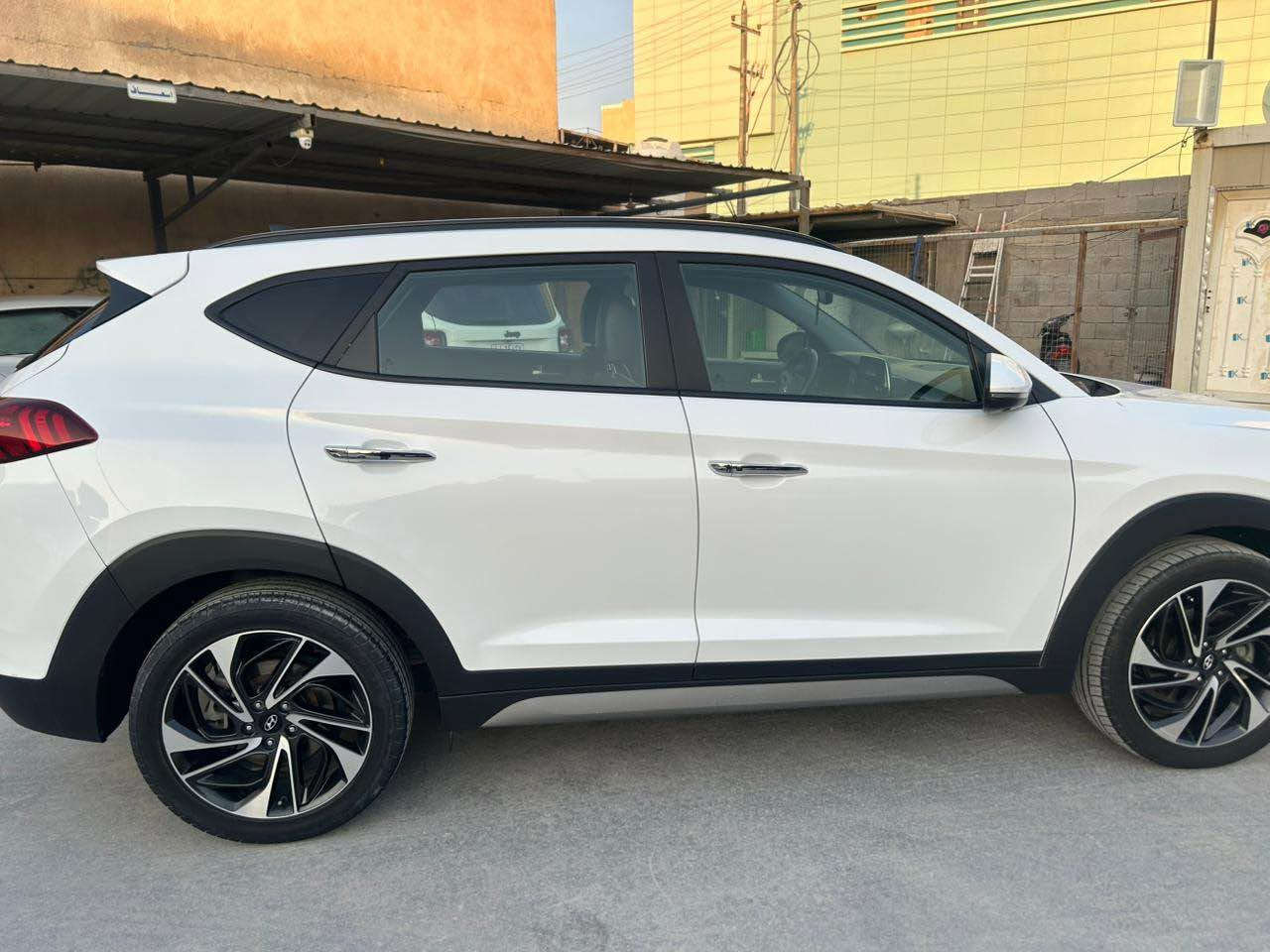 � للبيع توسان 2020 LIMITED وارد كندي 🇨🇦 🔥
اللون: أبيض 🤍 | المكينه: 2400 | الممشى: 120 ألف كم

سيارة Limited فل كامل، مواصفات عالية جدًا ومناسبة للي يريد سيارة مرتبة ومواصفاتها كاملة 

✨ المواصفات:

* بانوراما سقف 🌙
* جلد
* كشنات كهرباء
* تدفئة وتبريد الكشنات الأمامية ❄️🔥
* تدفئة كشنات خلفية
* تدفئة المقود 🔥
* كاميرات محيطية 360° 📷
* حساسات أمامية وخلفية
* رادار أمامي
* شاشة ومواصفات Limited
* تحكم كامل بالمقود
* مواصفات أمان ومساعدة قيادة متعددة

🔧 المكينة 2400، نظيفة وحيل مرتبة، والسيارة بشكل عام نظيفه كلش.

🚘 الحادث: فقط دعامية، مع فتح بلبنيد  للتقسيم، بدون صبغ وبدون بارد يوجد تصليح بسيط بالشاصي الأمامي أثر طخة بسيط جدًا من الأسفل، وما مأذي أي شي  بالسيارة.
باب السائق مفتوح وبي كلير من أمريكا.

🔥 سيارة Limited  وارد كندي، فل مواصفات، وممشى 120  

*********** الزبير 
السعر 165ورقه وبيه مجال بسيط Singapore
