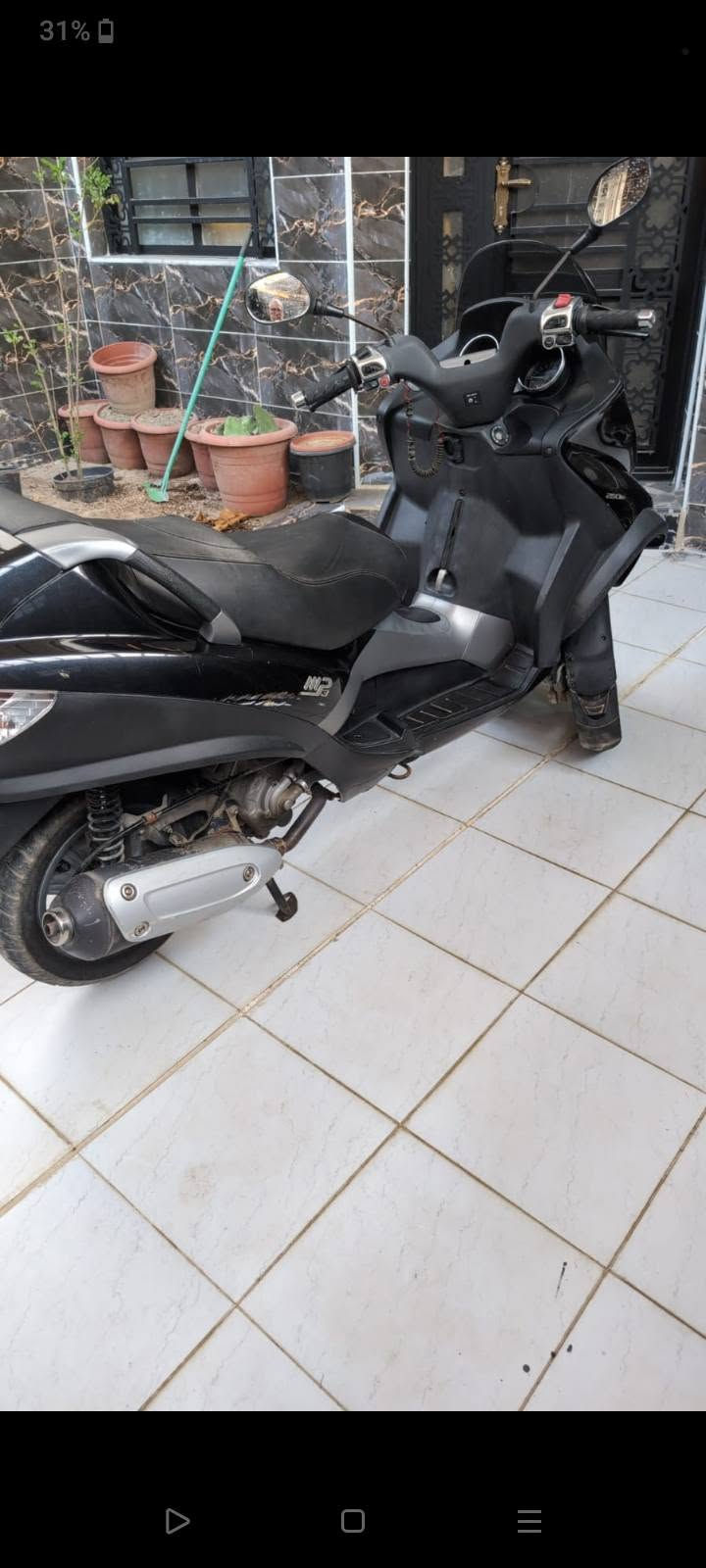 دراجة للبيع  250cc Piaggio Mp3 ماركة عالمية 20 حصان أنجكشن تبريد ماء   المنشاء أيطاليا المديل 2010  الدراجة نظيفة جدا  مال بيت المواد المصنعة متينة جدا وتطول لسنين عدة  أقتصادية بلبانزين كل 3 لتر 100 كم تقريبا ثلاث عجلات ثبات عالي جدا حتى أثناء المطر  ثبات عند التوقف الحر ASR و ABS مانع الأنزلاق تدفئة في قبظات الستيرن عند القيادة شتائا وفي الأماكن الباردة مريح في السفر  يصلح للسفر لمسافان طويلة جدا دسك أمامي مزدوج دسك خلفي جنطة كبيرة تسع لخوذتين  السعر 35 ورقة بيهة مجال للأستفسار هاتف و واتساب ***********
