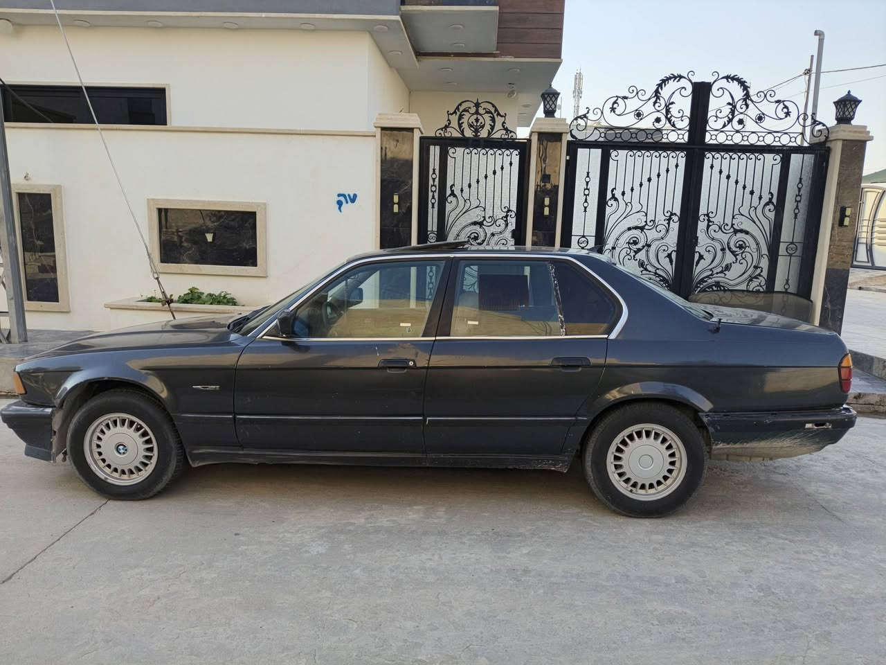BMW 735i موديل 1990 للبيع أو المراوس
المواصفات: فول مواصفات، كير عادي.

​المحرك والكير: محرك وكير وصدر بحالة ممتازة.

​المظهر: طخم مطوزة وجمالية ممتازة.

​الإطارات: طقم تاير جديد.

​التكييف: تبريد شغال.بس يرادلها دعاميه امامي

​السعر: 37 ورقة (مع إمكانية المراوس).

​المكان: الموصل.

​للتواصل (اتصال أو واتساب): 

​***********

​***********

​والخاص متاح أيضاً لأي استفسار
