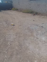 قطعة ارض مساحة ١٠٠متر بالخماس تبعد عن شارع المدرسة ٥٠٠متر شارع  ب بيت ...