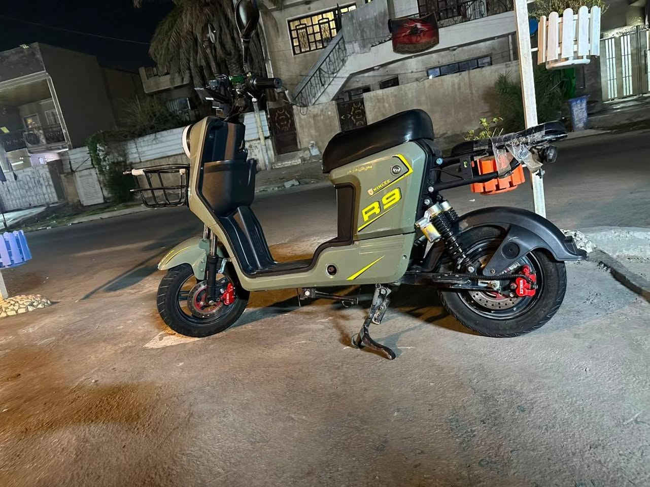 بسم الله الرحمن الرحيم
 دراجة R9 ٢٠٢٤ للبيع
السعر 400 وبيها مجال قليل 
 تفاصيل: البطاريات صارلها فقط ثلاث اشهر 
للاستفسار مراسلة على ماسنجر أو الاتصال برقم ***********
