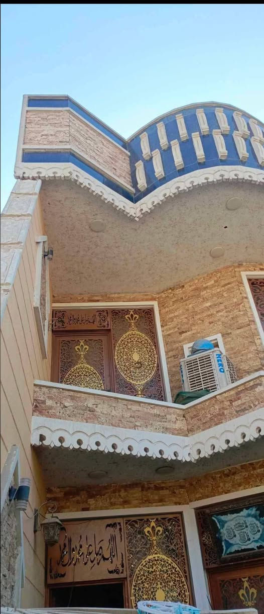 السلام عليكم.
بيت للبيع مساحه 150 طابو صرف بأسمي 

الواجهه 6النزال25

يحتوي 5غرف وهول جبير واستقبال والغرف كلهن كبار عدد طوابق طابقين ونص يحتوي على كراج وحديقه ملحقات كامله عالي عن الشارع تقريبآ حدود المتر في منطقه الشعب بديوان 

رقم تلفوني  ***********
