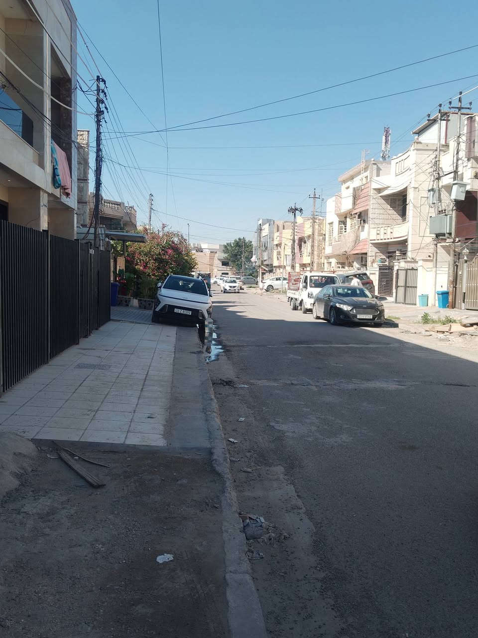 ٥٠م ركن شارع ١٥ م مع رصيف ٣م شارع النمور مربع المنطاد دخلة النمور طابقين مدخلين جبهه ٦.٢٥ الأرضي صاله ومطبخ وصحيات الطابق الأول ٢نوم وحمام وحده سويت للبيع م الصفا للعقار ابو ايهاب هاتف *********** السيديه
