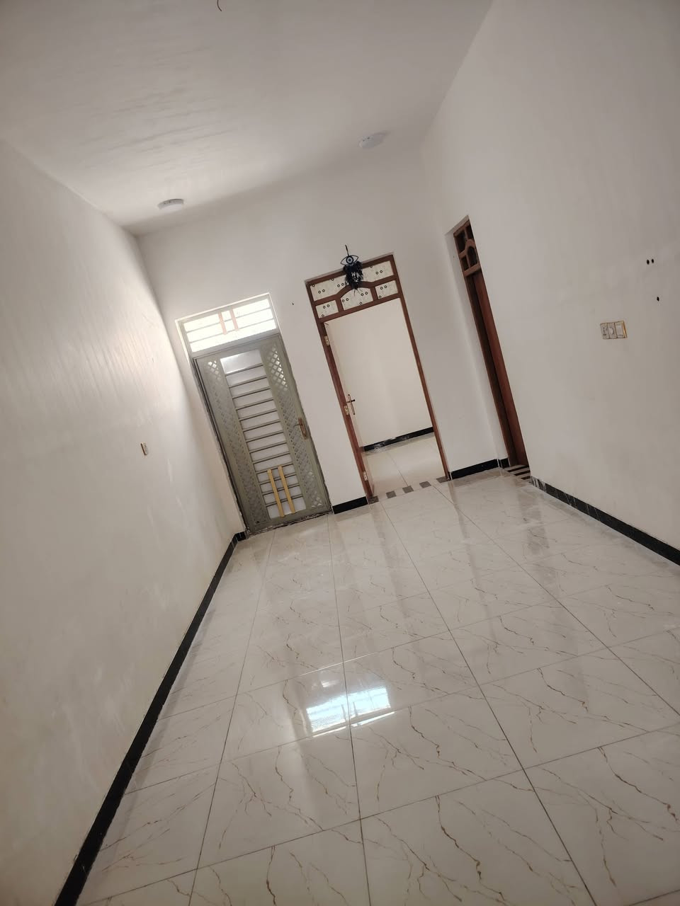 بيت زراعي المساحه ١٤٠ يتكون من ستقبال صاله غرفتين نوم مطبخ صحيات خارجيه داخليه شارع عشره متر كافه الخدمات ناحيه أور السديناويه الشارع المصتوصف البيت فارغ حاليآ تكدر بيومك تسكن بي للستفسار أكثر *********** سعر ٦٨ طابوق صب كونكريت
