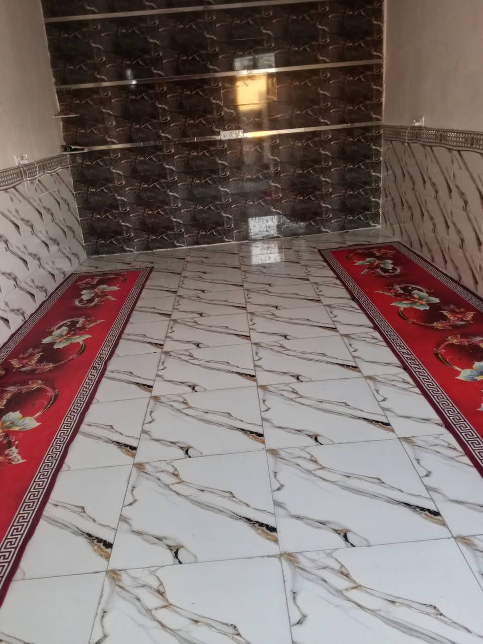 السلام عليكم بيت البيع مساحته 200متر  بيت جاهز بل خط الثاني
تبليط كهرباء مجاري  غرفتين صاله مطبخ استقبال صحيات كله تطبيك  سعر 45 بيه مجال شي قليل 
الهاتف ***********
قرب شارع سوالم مباشرتن
