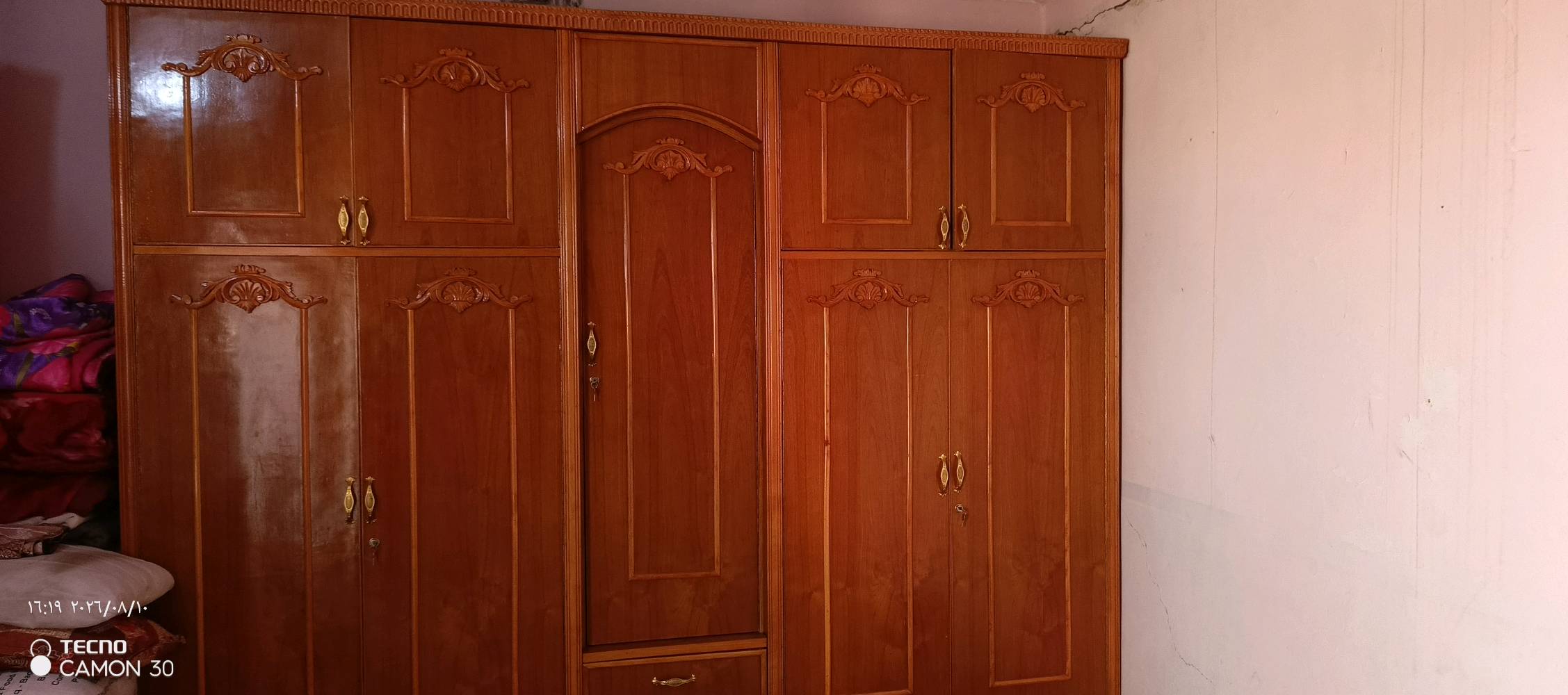 احمد ابو سوسن ‏‪***********‬‏
هذني شنو نوع الغرفة بالضبط وموديلها/ماركتها إذا تعرفه؟ وهل هي كاملة لو بيها قطع ناقصة غير الدولاب والمراية والكمودينات؟: 
خشب صاج  ثقيل
شنو حالة القطع من الداخل والخارج؟ بيها خدوش، كسر، تفكك، أو تلف بالأبواب والمفصلات والدرج؟: 
مابيها اي خدشاو تلف
وين موقعك بالضبط بالإستلام؟ وهل توفر توصيل أو حمل للمشتري لو الاستلام من مكانك فقط؟: 
لايوجد توصيل  على المشتري
شكد السعر المطلوب تقريباً، وهل تقبل التفاوض إذا أحد يريد يشتري الكل دفعة وحدة؟: 
٧٥٠ وبيها مجال بسيط
الغرفة مستعملة لو شبه جديدة؟ وكم مدة الاستخدام تقريباً؟: 
تقريبا جديده مده استخدامها قليله