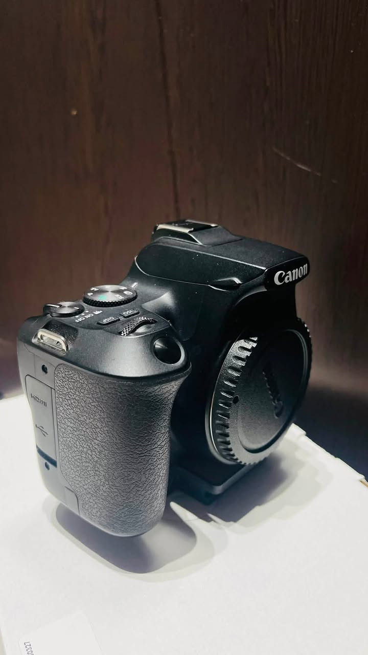 متوفر كاميرا كانون 250D شاشة لمس قلاب 4K تصوير +wifi+ بلوتوث 
سرعه ودقه وسلاسه فولل
نضافه 100%   
ملحقات 
عدسة 18-55 استبلايزر مانع اهتزاز + عدسه 75-300
شاحنه
بطاريه 
حزام
جنطة
غلاف 
السعر 800 الف وبي مجال 
مكان النجف الأشرف 
للتواصل ***********

