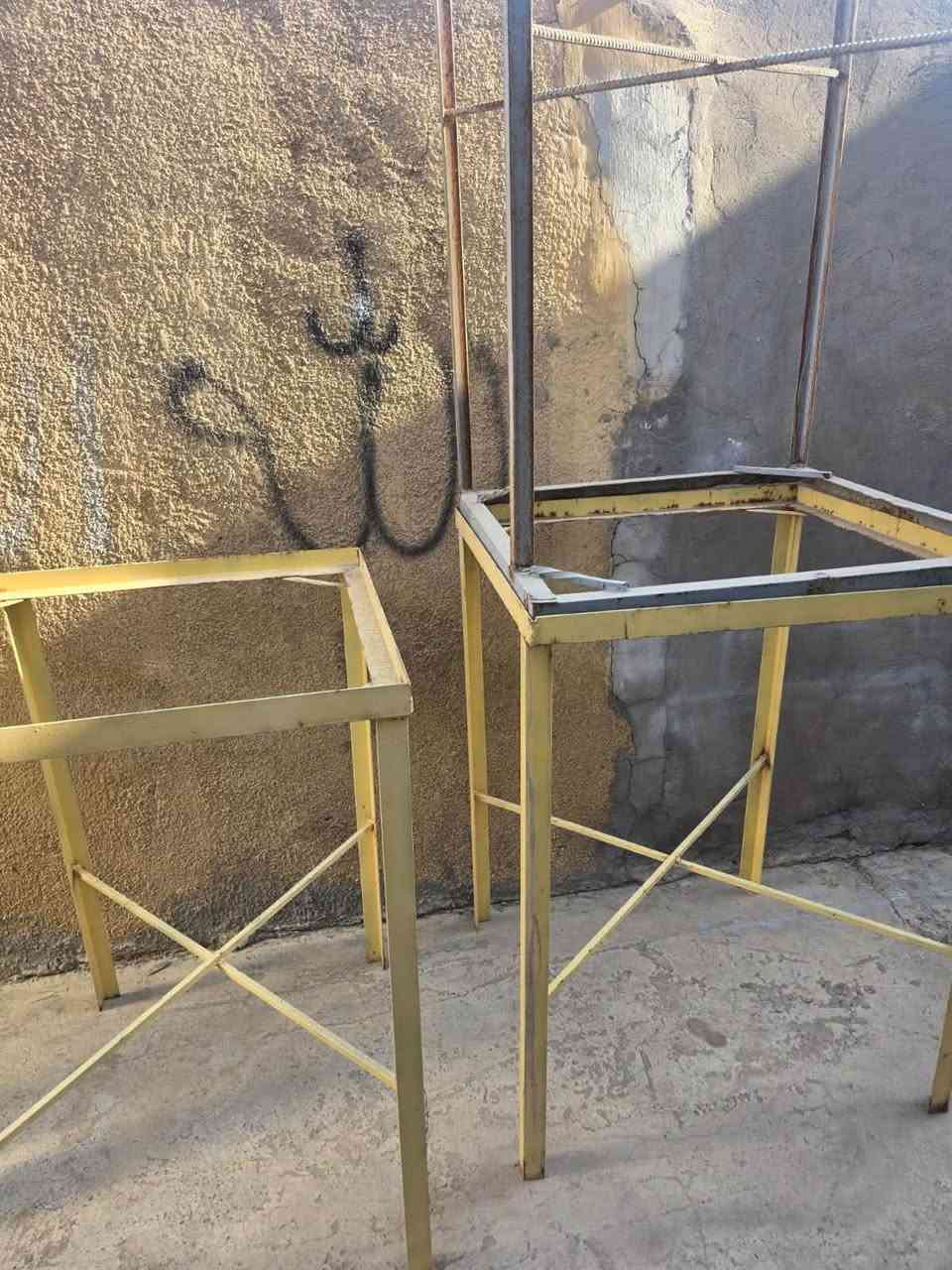 ميز المنيوم 60الف
زوالي عدد 2صيفية جدد سعر الزولية 65الف 

ميوزة مال مبردة سعر الميز 20الف 

***********
