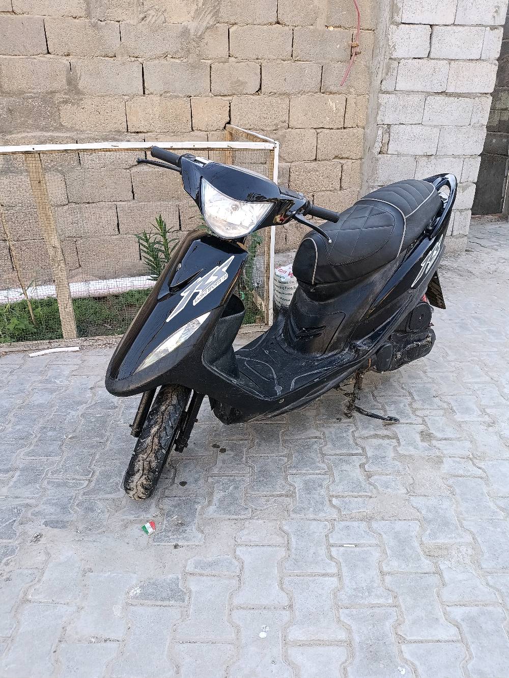 ماكس عدله كلمه من كلشي نقصها باتري بس الدراجه مفتوحه مره واحد بوشه 49 بيها سلف رياض اصلي وقبق ار جي اس هندر واحد شرط الدراجه نضيفه ملاح حلو كلشي ما ناقصها بس باتري كهربايت شغاله سعرها 525 وبيها مجال مكاني المطيحه