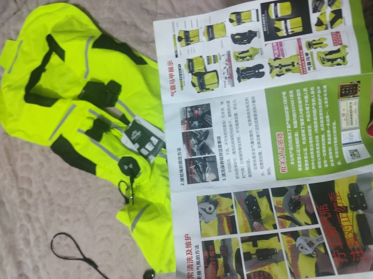 [للبيع] سترة حماية وأمان احترافية بالوسائد الهوائية للدراجات النارية (Airbag Vest) – حماية فائقة
​سترة قيادة مخصصة لعشاق الدراجات النارية، تجمع بين أعلى درجات الحماية والأمان مع رؤية واضحة جداً أثناء القيادة، تضمن لك أماناً مضاعفاً ومظهراً احترافياً.
​أهم الميزات والمواصفات:
✅ النوع: سترة أمان احترافية متطورة مزودة بنظام وسائد هوائية (Airbag) للحماية عند الصدمات مع سلك سحب وتثبيت بالدراجة.
✅ التصميم: لون أصفر فسفوري (Hi-Vis Neon Yellow) مع أشرطة عاكسة للضوء لضمان أقصى درجات الرؤية والسلامة في القيادة الليلية والظروف الجوية المختلفة.
✅ الخامات: قماش قوي ومتين مقاوم للاهتراء مع أحزمة وإبزيم تثبيت متين قابل للتعديل لضمان الراحة والثبات أثناء القيادة.
✅ الحالة: جديدة تماماً بالتاك (غير مستخدمة نهائياً - العلامة التجارية HUANGJU).
​📍 الموقع: بغداد.
💰 السعر: 30.000 دينار عراقي
📲 للتواصل عبر الواتساب: ***********

