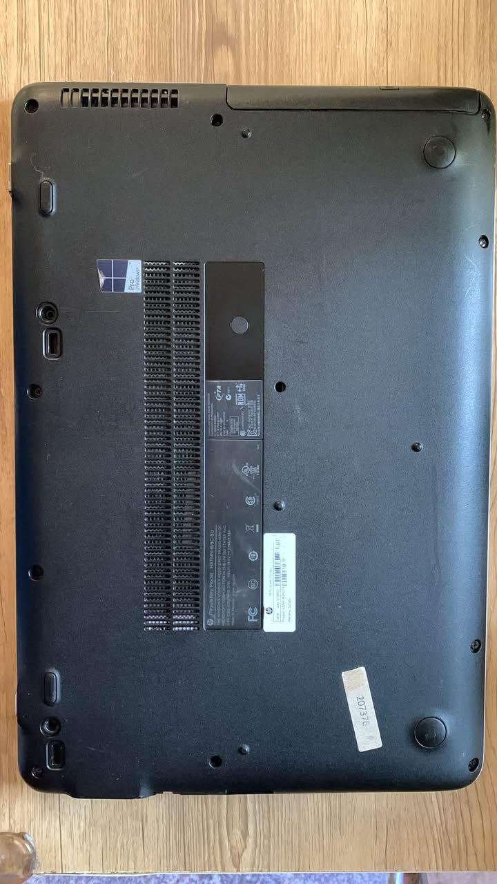 لابتوب hp للبيع مواصفاته ذني شغال ومابي اي شي فقط مستبدله منفذ شحن للامانة 
***********
السعر ٢٢٠ الف 
مكاني الغدير 
 (HP ProBook 650 G2):
 Intel Core i5-6300U (الجيل السادس)

 8GB

التخزين: SSD  بسعة 512GB (Lexar SSD) 

كارت الشاشة: مزدوج (Intel HD Graphics 520 + كارت منفصل AMD Radeon R7 M365X بسعة 2GB) 

الشاشة: 15.6 بوصة
