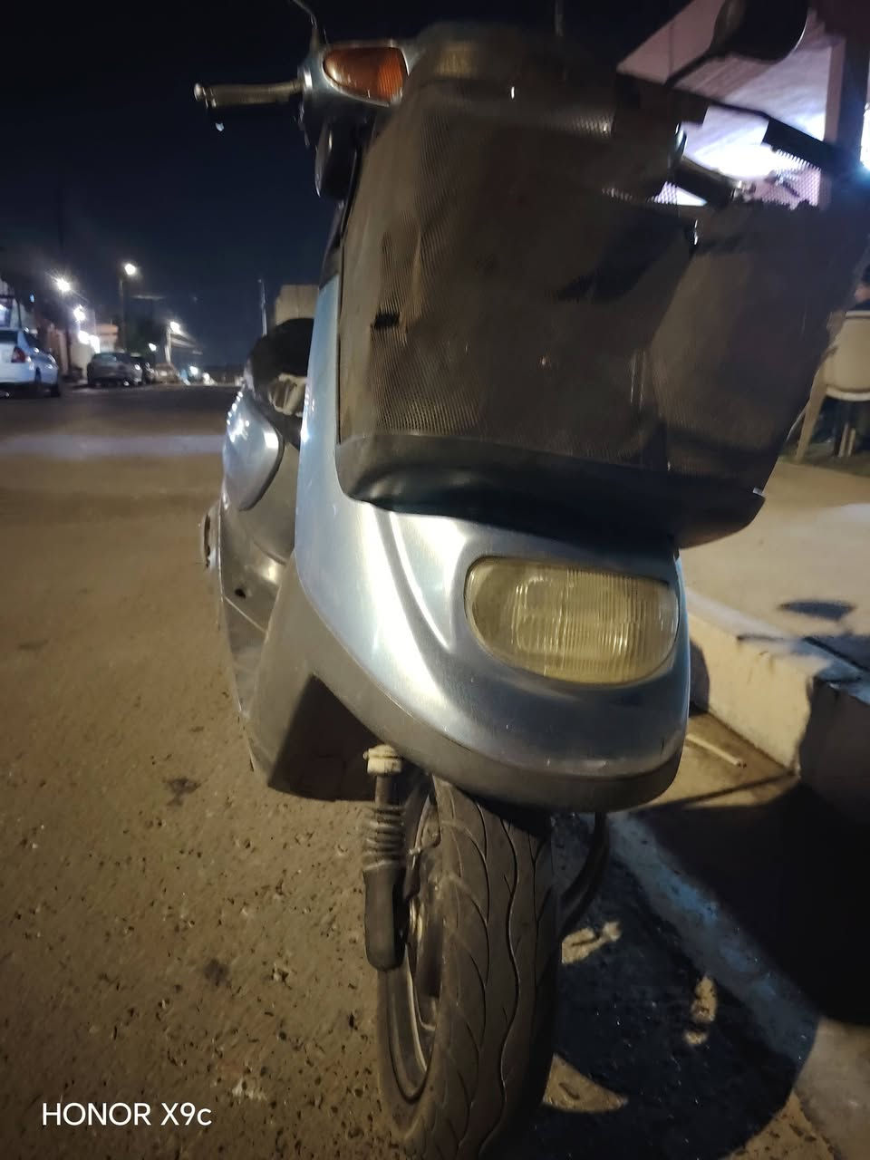السلام عليكم ماطور ما مفتوح للبيع سعر ٤٠٠ الف مكان حمدانيه للاستفسار على هذ رقم *********** بس الشراي يتصل

نص مكتوب في الصور:
- HONOR X9c