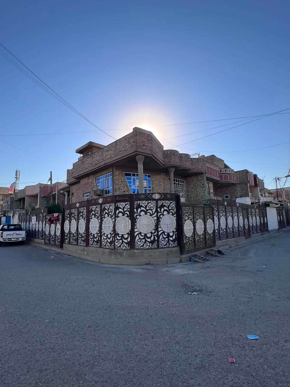السلام عليكم بيت للبيع مساحة 150 متر  منطقة حي اور الموقع تجاري الاستفسار ***********
