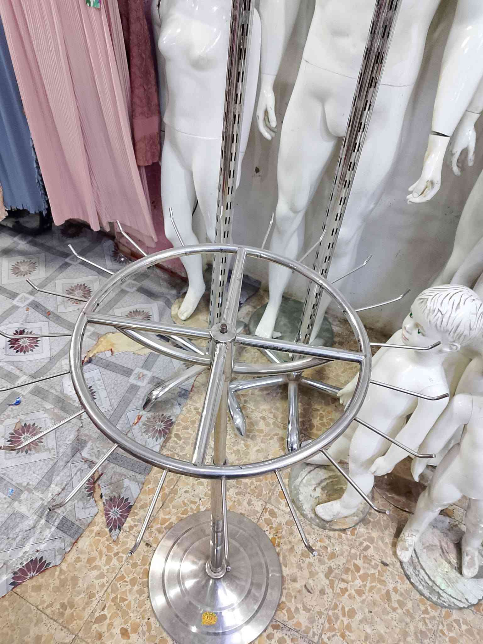 للبيع
غراض محل 
تعاليك  خرز. عندي عدد هواي 
تعاليك اذرع   عندي عدد هواي
سلات متحركه  عدد 5
مليكانات نسائي عدد 9
مليكانات نسائي نصف. عدد 4
مليكانات اطفال  وشبابي
مليكانات. رجالي عدد 2
ميز جام. عدد 2
ستاند. اكسسوارات 

مكاني بالنجف 

***********
