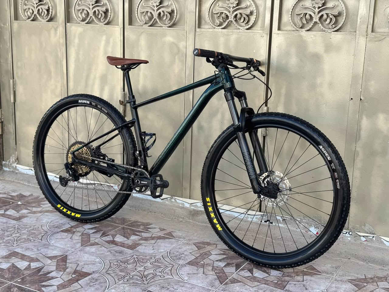 بايسكل / امريكي 

ماركة /Cannondale 

اورجينال

موديل / 2022

المنيوم 

قياس/ ٢٩ 

فريم / M -L

بريكات هايدروليك دبل بستن
‏shimano tektro

ماشة دبل هايدروليك
ماركة / Rockshox Recon
قياس 35 ملم

١ * ١٢ كير 
‏Sram SX

مكينة خلفي 
‏Sram SX

داخل بايدر / براكيت بوش کبس
‏Sram SX

اطارات / maxxis aspen
قياس 29 * 2.25

ديسك / shimano

سكان كاربون

Dropper

بطيخة صوت عالي 

سعر / ٦٤٠$ 

***********

📍مكان/ سليمانية :- بكرجو جديد - قريب جامع احسان

توصيل موجود لي كل محافظات 🚕
