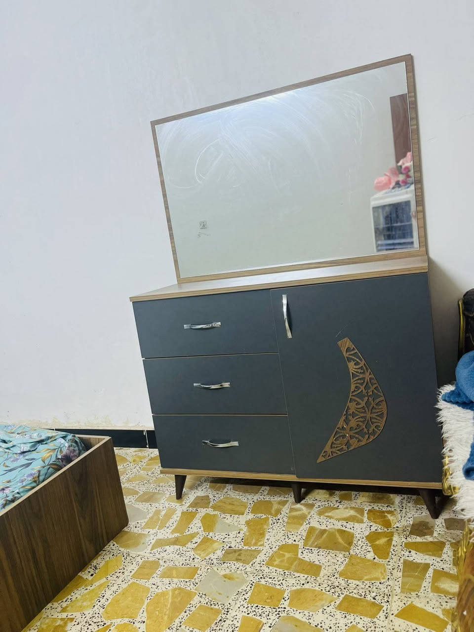 غرفه نوم كامله بس الجامه الجوه مفطوره سعرها 400 قفلها 380 للحجز ع هذا الرقم ***********
