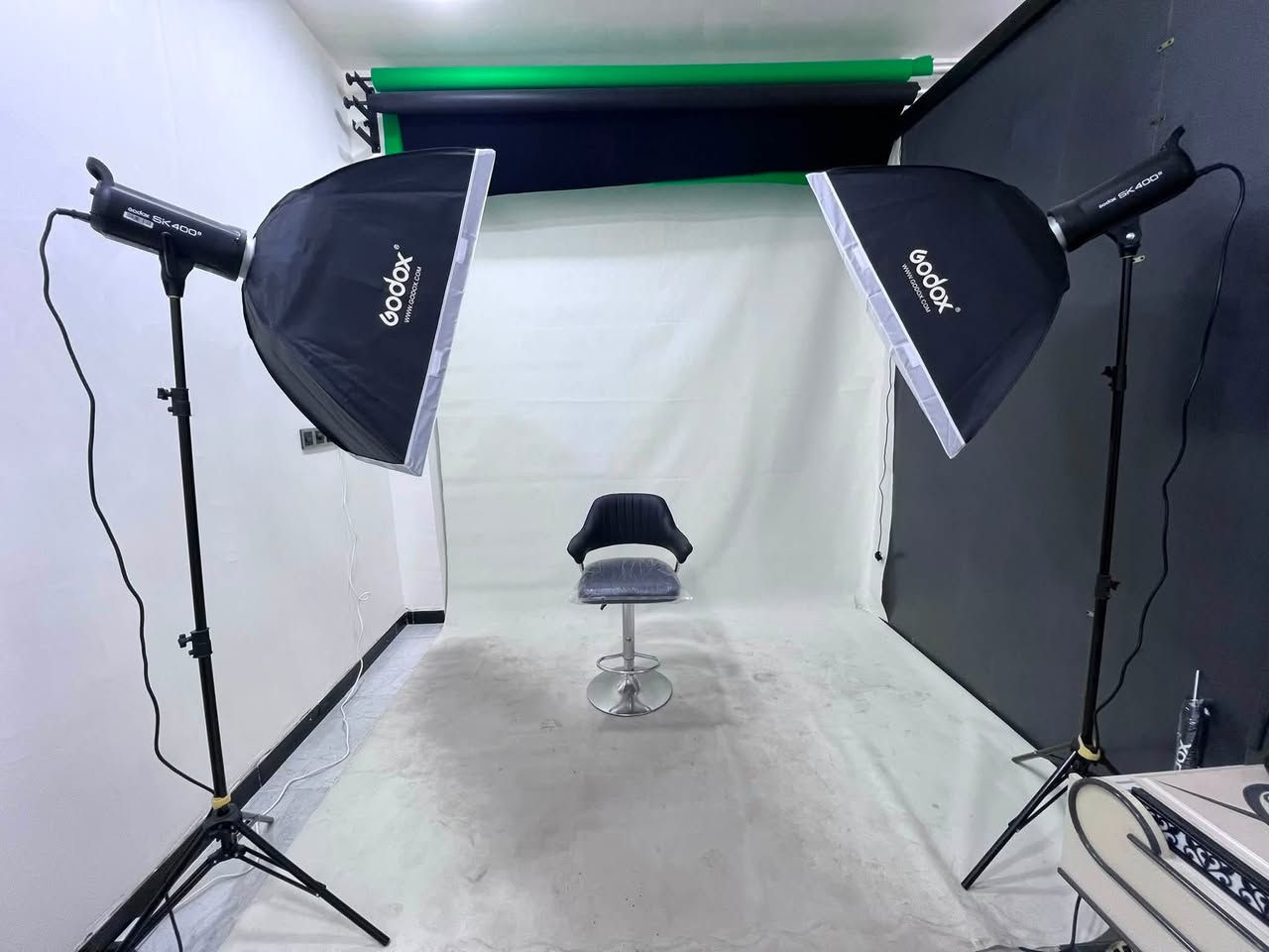 📸 للبيع – كيت إضاءة استوديو Godox SK400 II
🔹 العدد: زوج (2)
🔹 الحالة: جديدة تقريبًا، استخدام قليل جدًا
🔹 القدرة: 400W لكل إضاءة
🔹 مناسبة للتصوير الفوتوغرافي والاستوديو والبورتريه
🔹 نظيفة جدًا وبدون أي مشاكل

💰 سعر الزوج: 400,000 دينار عراقي فقط

📞 للاستفسار والاتصال: ***********
