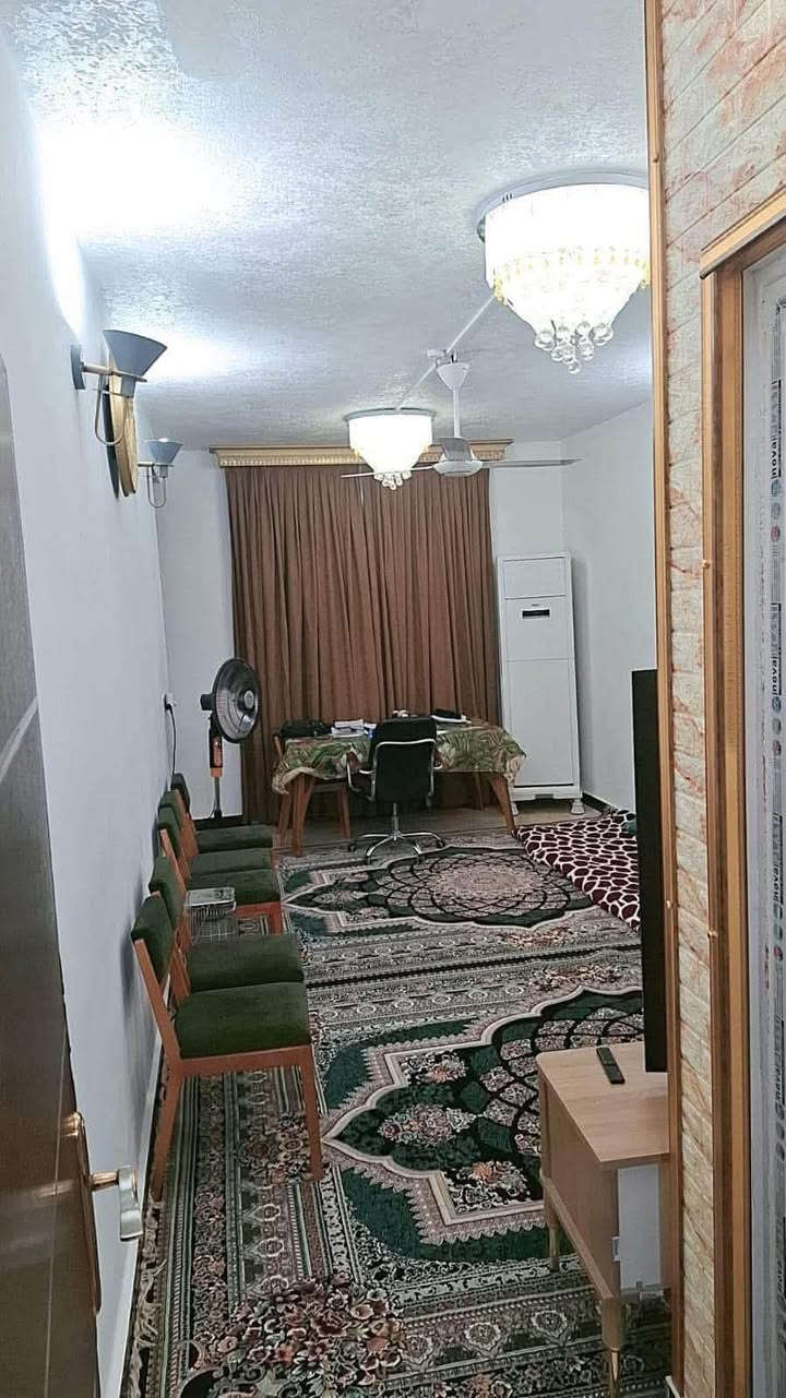 مجمع السلام السكني 
مساحة ٢٠٠ متر 
4غرف نوم واحده من ضمنه سويت 
استقبال4×7
صاله 4×12
مطبخ حار وبارد 
غرفة غسيل 
4 مجاميع صحيه 
كراج لسيارتين 

اضافات 
فوول اضافات الإضافات كلفة 75 مليون
البيت كافل نفسه
للاستفسار 
***********
