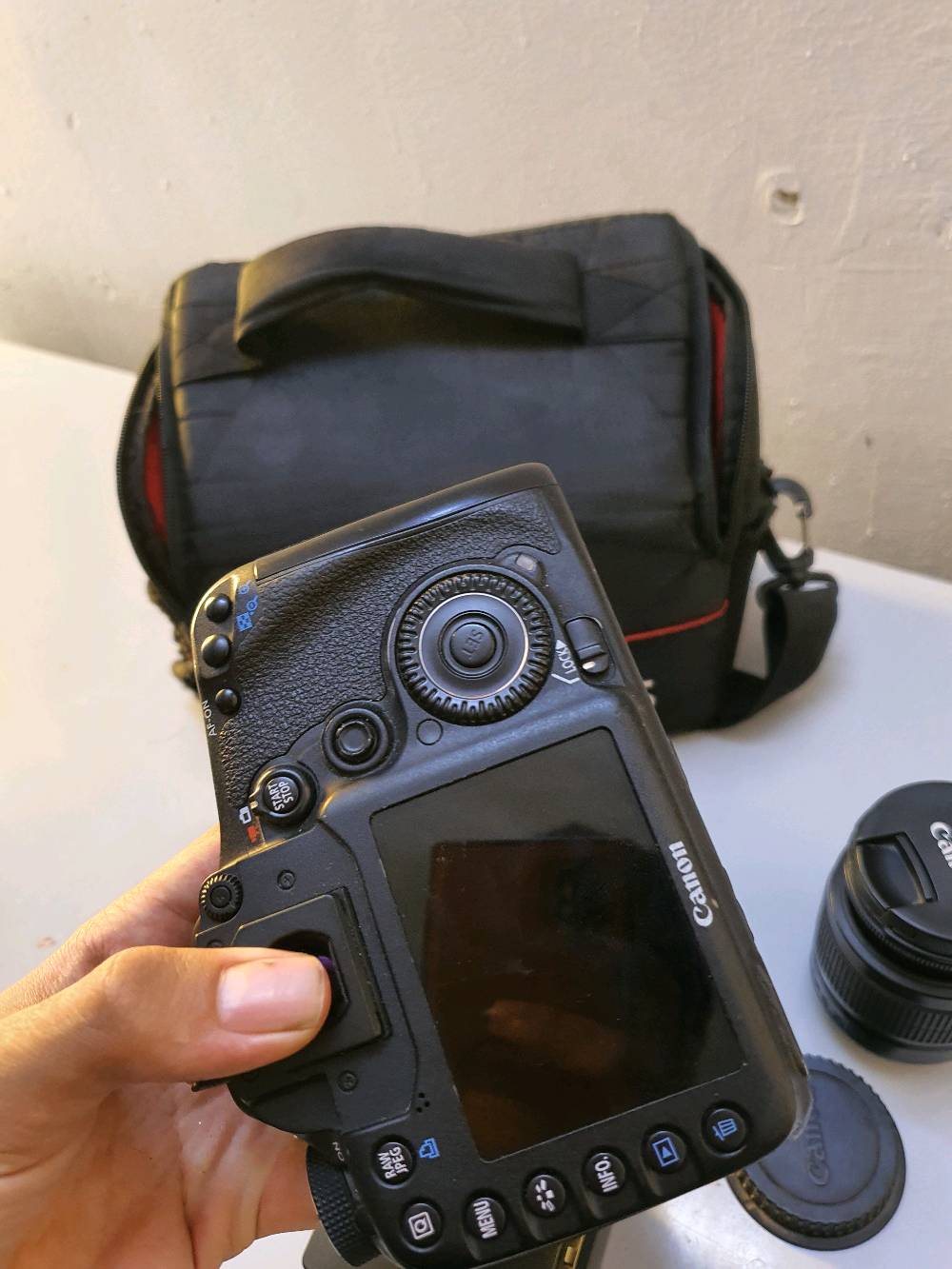 للبيع  كانون 7D  كامل ملحقات شاحنه بطاريه رام عدسات ثنين جنطه وصلة نقل  سعره ٣٥٠الف  توصيل لكل العراق