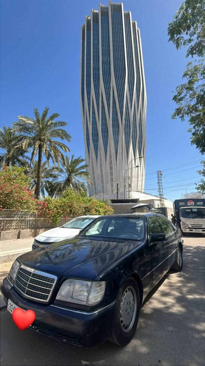 مرسيدس شبح موديل ٩٢ كلشي شغال
محرك تابوت بلاد  (المرغوب)
كير ومكينه كفالة عامة 
كل الكهربائيات شغالة 
مري 
تحكم مقاعد 
كراسي تدفئة وتبريد 
شاشة 
سنتر لوك شغال معروفه بعد مواصفات الشبح
السيارة تحويل مباشر 
متوفر واتساب وماسنجر 
*********** بغداد, العراق
