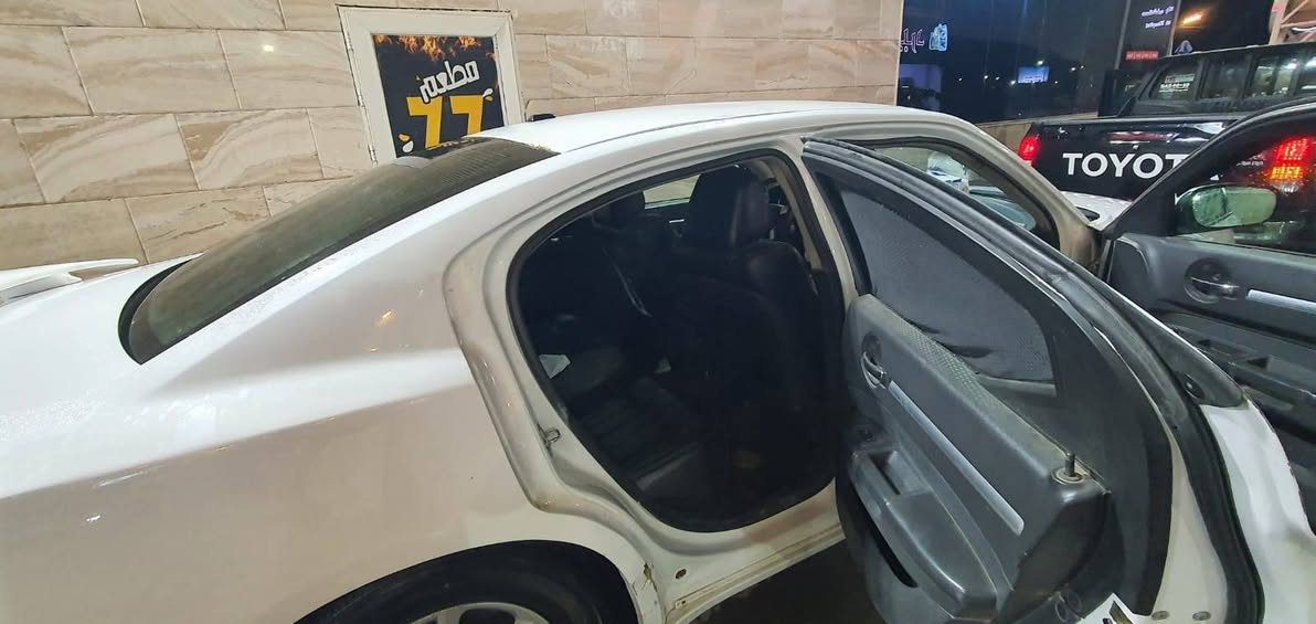 جارجر ٢٠١٠ اصل محرك ٣٥٠٠ رقم اربيل بأسم كردي تحويل شرط
حادثها اربع قطع بدون دواخل 
سيارة كهربائياتها كلها شغالة شرط 
تبريد تدفئة 
ولا كلوب بالعينة مشتغل 
حدادية جديده قبل كم شهر 
تخم تاير 
لايت زنون 
كراسي اوباما s تحكم جهتين 
تحكم سكليتر كهرباء من كشن سايق 
سيارة ماشية ٢٣٠ الف كيلو حقيقي 
على ايدي صارلها ٤ سنوات 
السعر ٩٥ وبيها مجال للشراي عنوانها واسط الكوت الاتصال على الرقم ***********
