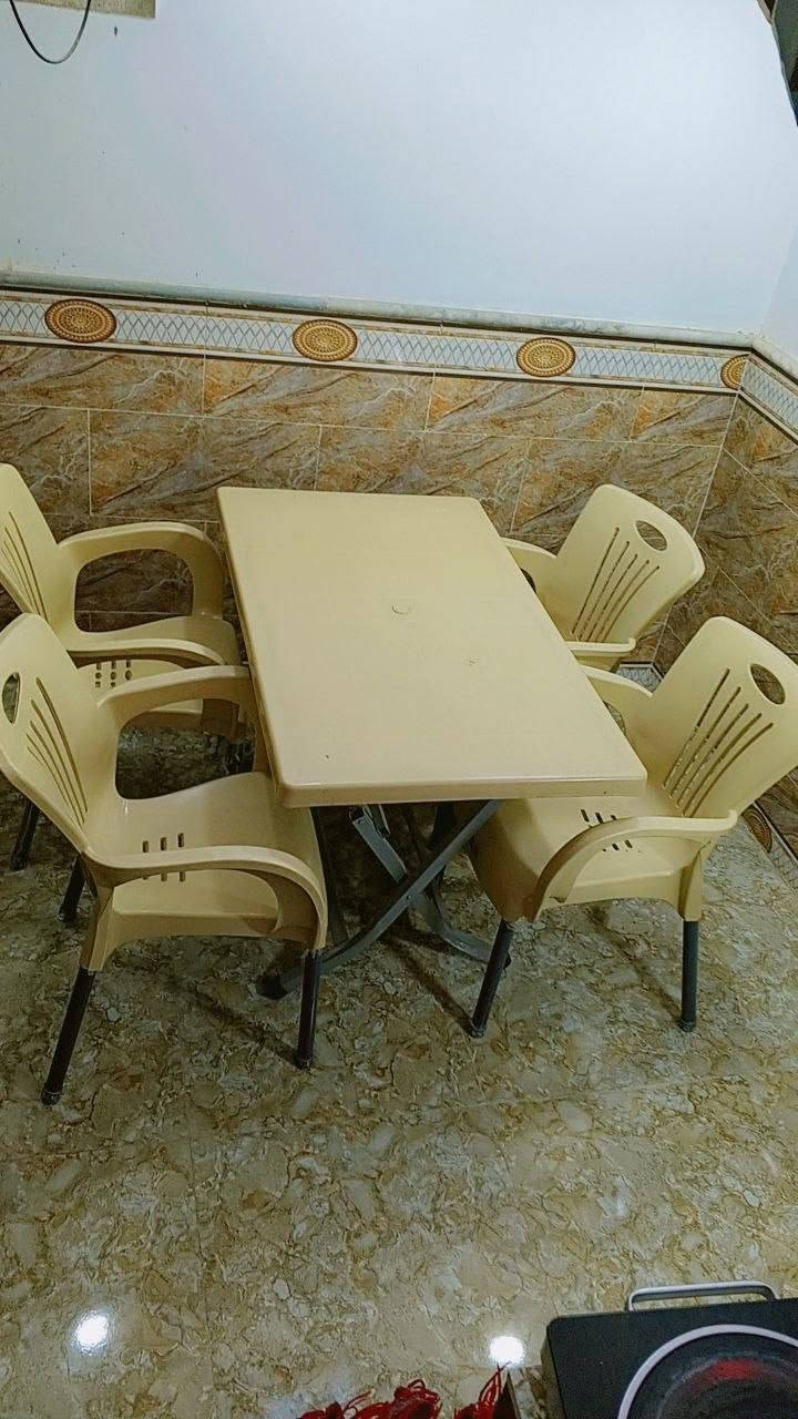 ميز طعام جديد غير مستعمل مع 4 كراسي للبيع نهايته 135 الف إلي يريده يتصل على الرقم ***********
