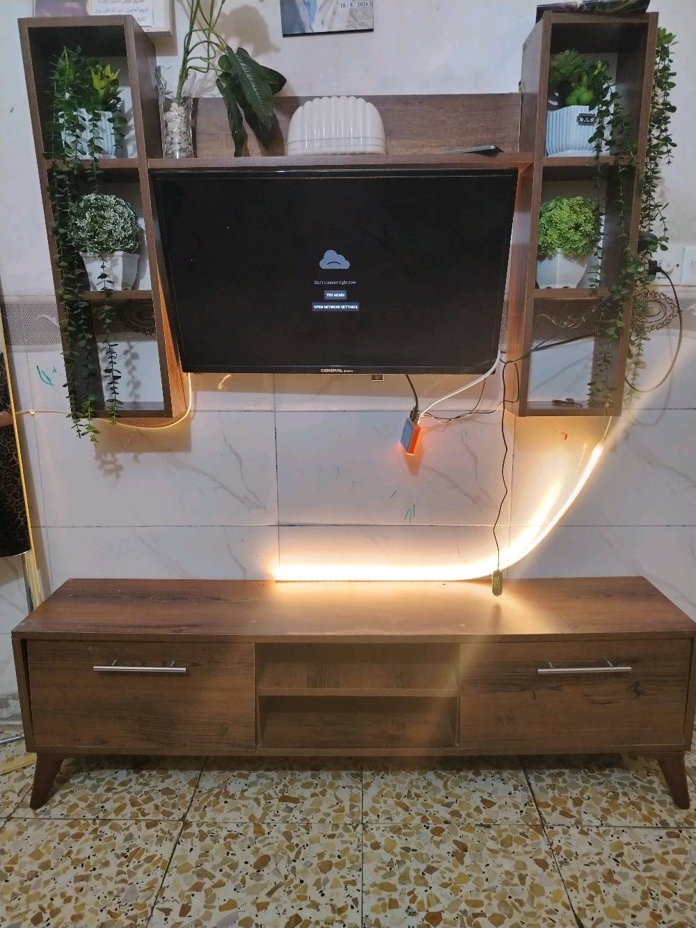 ميز بلازما mdf وشجرة وطبلات نضيفات جداً كلهن ب١٠٠ الف