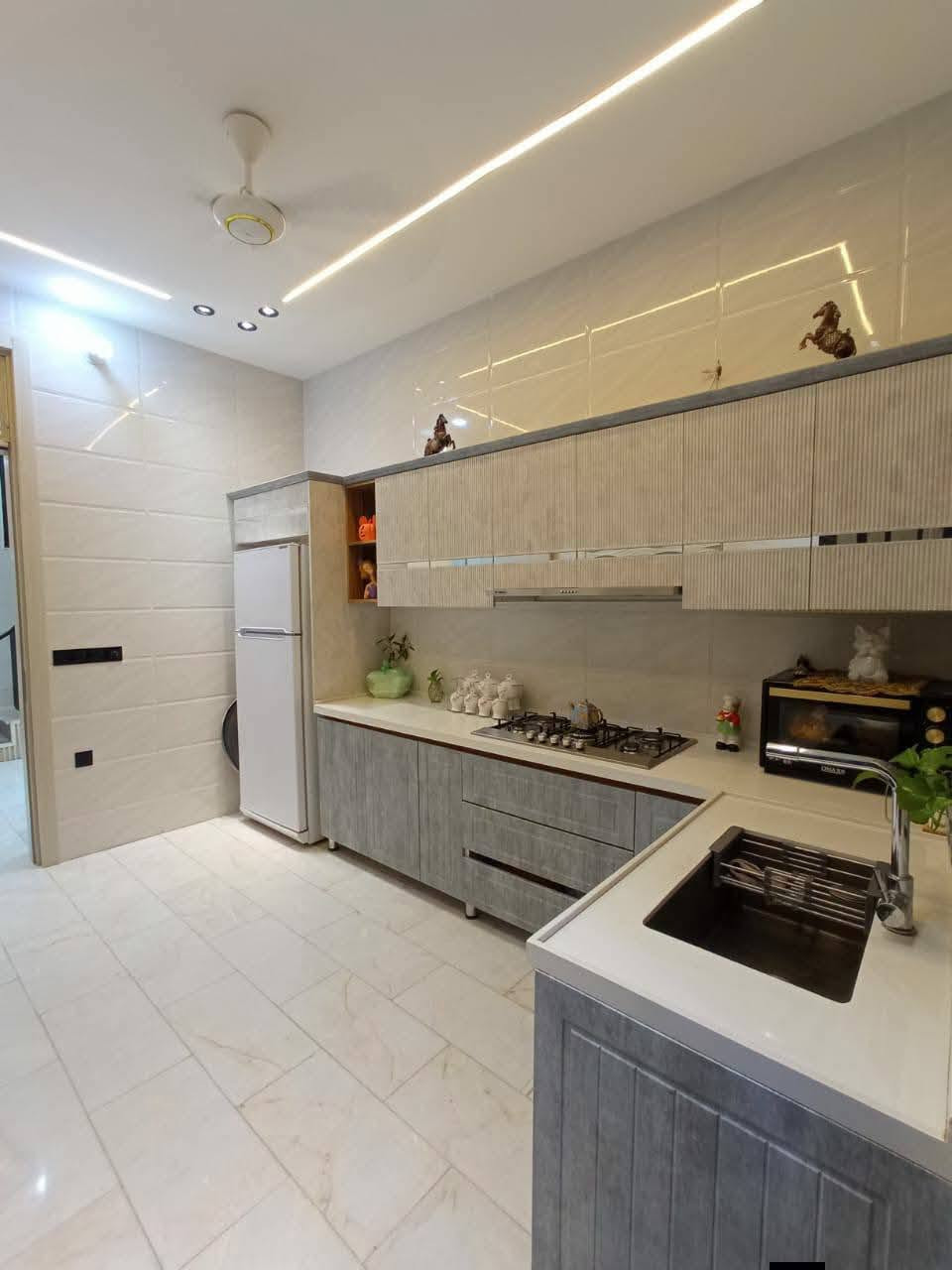 بيت راقي في كربلاء - حي العباس 🏡
**المواصفات:**
- المساحة: 100م
- طابقين | بناء درجة أولى | شغل مرمر
- 4 غرف نوم + استقبال + صالة + مطبخ + صحيات
- ينباع مع الأثاث كامل
- شارع 9 متر تبليط
- طابو زراعي | سند 25 تحويل مباشر من صاحب السند 
- كافة الخدمات متوفرة

**الموقع المميز:**
يبعد 2 كم عن مرقد الامام الحسين عليه السلام
ويبعد 200 متر عن طريق الزوار

**السعر: 220 مليون دينار**

للجادين فقط راسلني خاص 📩
او اتصال: [ *********** ] واتساب
