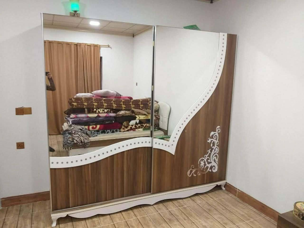 غرفه السرير حديد قاعدته الكنتور خشب ثقيل السعر ٤٥٠ *********** رجل الجربايه مكسوره البلاستك فقط
